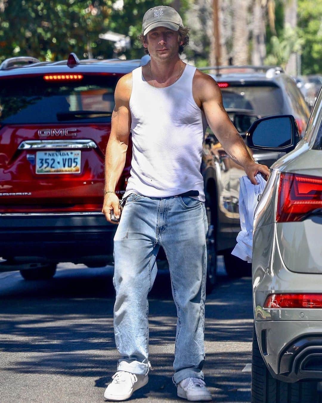 Just Jaredさんのインスタグラム写真 - (Just JaredInstagram)「Jeremy Allen White put his very toned arms on display in a white tank top when he ran out to grab lunch with friends today in Loz Feliz. We've got more pics of him over at JustJared.com! #JeremyAllenWhite Photos: Backgrid」7月28日 9時52分 - justjared