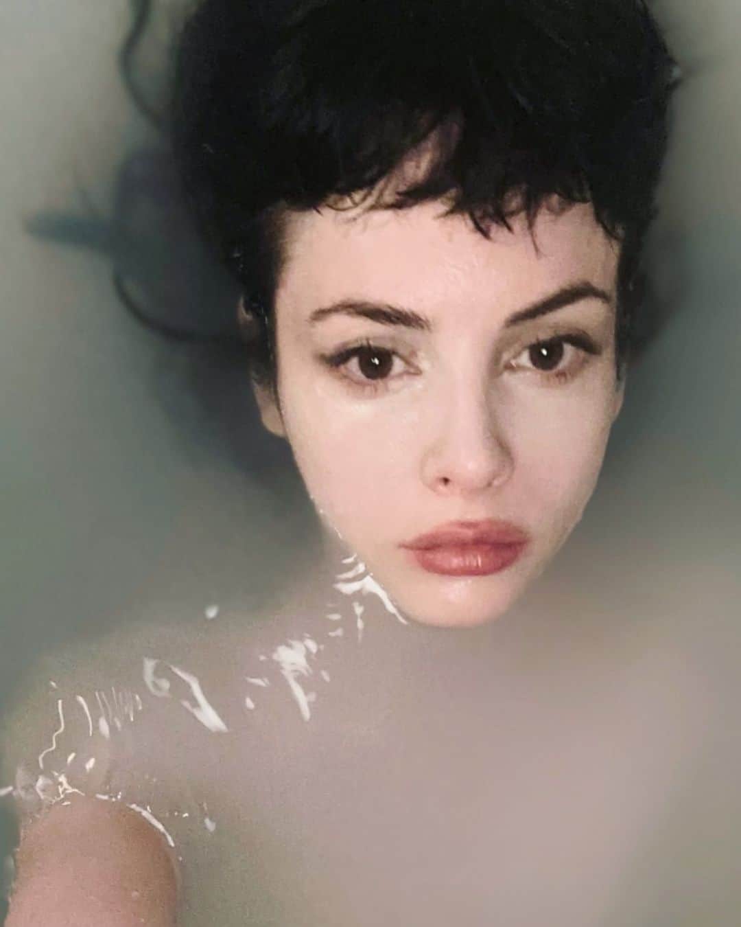のインスタグラム：「Sometimes everything seems so ugly it hurts, other times everything seems so beautiful it hurts more.」