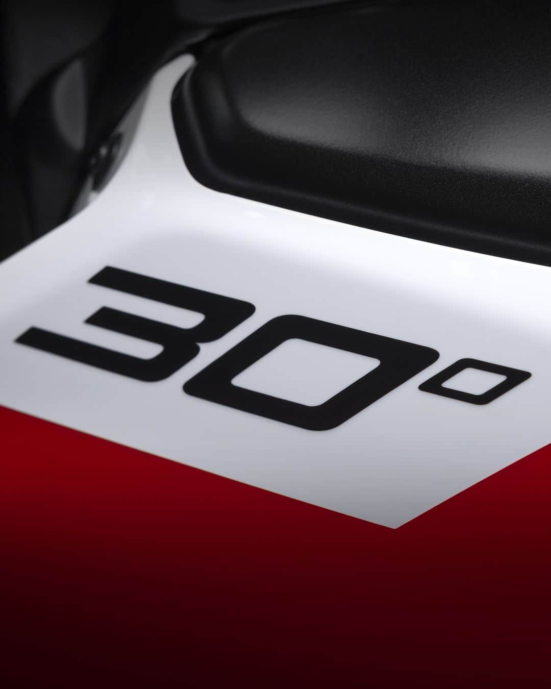 Ducati Japanさんのインスタグラム写真 - (Ducati JapanInstagram)「新型ドゥカティ・モンスター30°アニバーサリオを発表。  メイド・イン・イタリーの伝統を讃えるトリコロールのカラーリングを施したモンスター30°アニバーサリオは、500台限定のモデルで、シリアルナンバーを刻印。2輪の世界に革命をもたらしたモーターサイクルの30周年を称えます。  1993年に誕生し、世界で35万人以上のモンスタリスティのガレージに納められたモンスターは、そのアイデンティティに忠実でありつつも新たな時代を迎えました。  ロードユースに最適なスポーティなエンジン、スーパーバイク譲りのシャシー、ワイドなハンドルバー、フェアリングなしというモンスターのレシピ。このシンプルさが、その核となる性質を維持しながらも、ネイキッドセグメントを再発明しました。  目を引くトリコロールの30周年記念カラーをまとった新型モンスターは、その軽さ、扱いやすさ、速さで、さらに際立つ存在になりました。  テスタストレッタ11°エンジンは、デスモドロミック・タイミングを採用した水冷4バルブ2気筒で、111馬力を発生。耐荷重性に優れ、パニガーレV4のコンセプトをとりいれてフロントフレームがエンジンに連結されています。  この記念すべきドゥカティ・モンスター30周年記念モデルの詳細は、ドゥカティ公式Webサイトをご覧ください。  #ドゥカティ #ドゥカティいいじゃん #モンスター #ネイキッド #Monster #Ducati #JustFun #Monster30thAnniversary」7月28日 10時00分 - ducatijapan