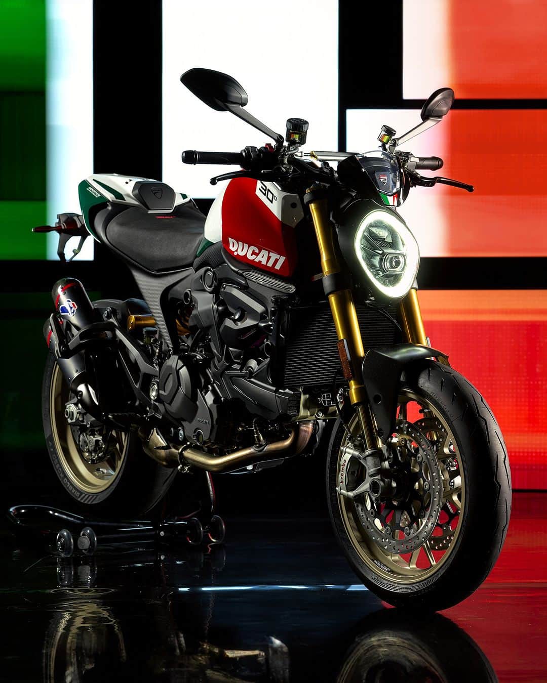 Ducati Japanさんのインスタグラム写真 - (Ducati JapanInstagram)「新型ドゥカティ・モンスター30°アニバーサリオを発表。  メイド・イン・イタリーの伝統を讃えるトリコロールのカラーリングを施したモンスター30°アニバーサリオは、500台限定のモデルで、シリアルナンバーを刻印。2輪の世界に革命をもたらしたモーターサイクルの30周年を称えます。  1993年に誕生し、世界で35万人以上のモンスタリスティのガレージに納められたモンスターは、そのアイデンティティに忠実でありつつも新たな時代を迎えました。  ロードユースに最適なスポーティなエンジン、スーパーバイク譲りのシャシー、ワイドなハンドルバー、フェアリングなしというモンスターのレシピ。このシンプルさが、その核となる性質を維持しながらも、ネイキッドセグメントを再発明しました。  目を引くトリコロールの30周年記念カラーをまとった新型モンスターは、その軽さ、扱いやすさ、速さで、さらに際立つ存在になりました。  テスタストレッタ11°エンジンは、デスモドロミック・タイミングを採用した水冷4バルブ2気筒で、111馬力を発生。耐荷重性に優れ、パニガーレV4のコンセプトをとりいれてフロントフレームがエンジンに連結されています。  この記念すべきドゥカティ・モンスター30周年記念モデルの詳細は、ドゥカティ公式Webサイトをご覧ください。  #ドゥカティ #ドゥカティいいじゃん #モンスター #ネイキッド #Monster #Ducati #JustFun #Monster30thAnniversary」7月28日 10時00分 - ducatijapan