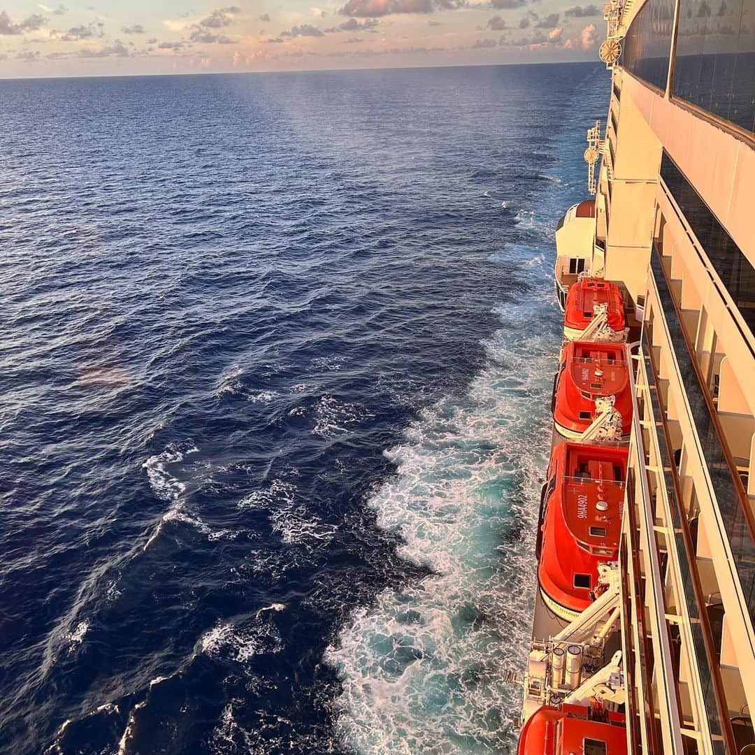 YUKAさんのインスタグラム写真 - (YUKAInstagram)「初めてのクルージング🚢🤍 #msccruising day1  MSCベリッシマという超大型豪華客船に乗って来ました✨✨  大黒埠頭→sea→sea→台湾→沖縄→sea→下船のあっとゆーま1week🥺  船内はキラッキラ✨毎日SHOWにプール、ダンスレッスン、キッズルームもあって飽きさせない。 食事はビュッフェ、レストランがたくさん、アルコールも飲みまくりました🤗🍹  いっぱい写真あるのでしばらく連投します😘  #msccruises #mscbellissima #cruising #クルージング #家族旅行」7月28日 10時00分 - yukarolly