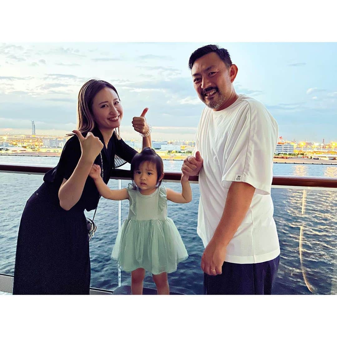 YUKAのインスタグラム：「初めてのクルージング🚢🤍 #msccruising day1  MSCベリッシマという超大型豪華客船に乗って来ました✨✨  大黒埠頭→sea→sea→台湾→沖縄→sea→下船のあっとゆーま1week🥺  船内はキラッキラ✨毎日SHOWにプール、ダンスレッスン、キッズルームもあって飽きさせない。 食事はビュッフェ、レストランがたくさん、アルコールも飲みまくりました🤗🍹  いっぱい写真あるのでしばらく連投します😘  #msccruises #mscbellissima #cruising #クルージング #家族旅行」