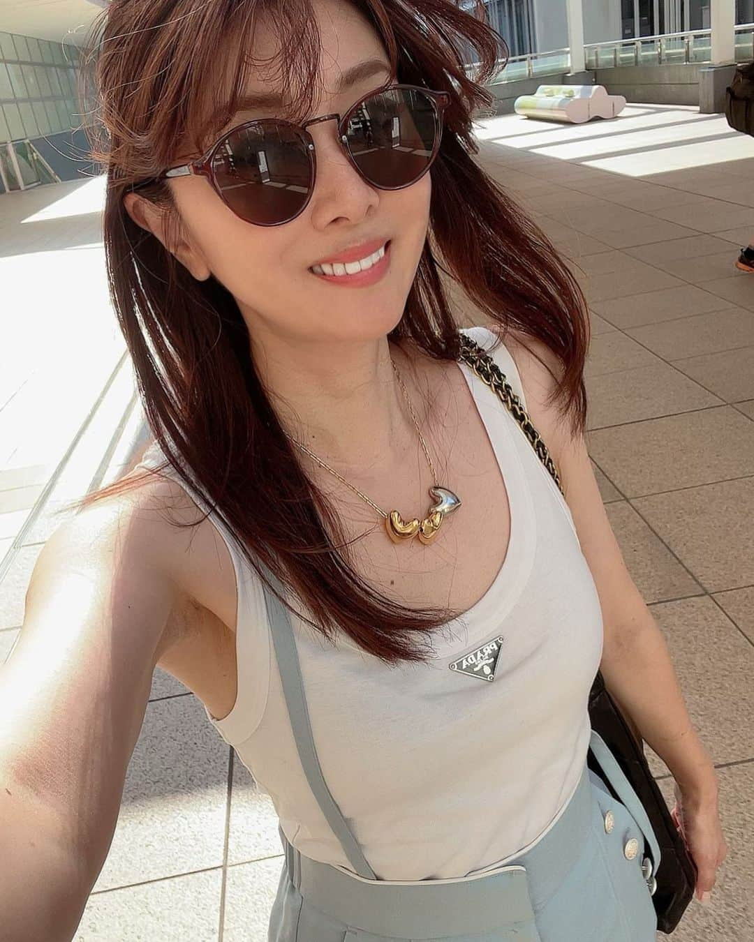 矢部美穂さんのインスタグラム写真 - (矢部美穂Instagram)「昨日もですが、今年の夏は暑いし眩しいしサングラス🕶️ なしでは外出出来ません💦 今日は夜にお友達のバースデー会があり銀座まで行ってきますが…明日はスタジオゴーガのゴルフコンペ⛳️ 真夏のゴルフは苦手なんですがお声をかけていただいたので行ってきます✨ 明日も猛暑だけに水分補給をしっかりと摂って楽しみたいと思います♡ 夕方まで川崎宅で身体休めます🍀  #猛暑日 #暑すぎる #40代コーデ  #サングラス女子  #40代 #矢部美穂」7月28日 10時11分 - miho.yabe.0607