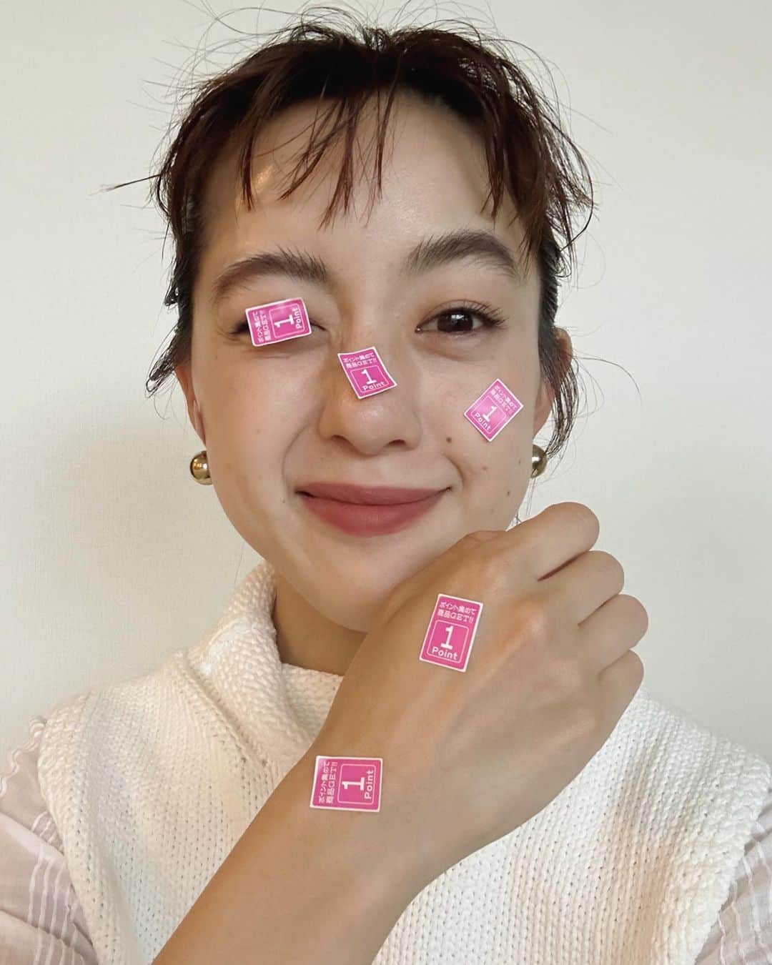 古谷有美のインスタグラム：「🤡 おーい！ 母さんが大事に集めてるスーパーのシール！ いたずら大好きな息子 いたずらしてる時の顔が大好きな母 さぁーやっと金曜日。 みなさん気合いで乗り切りましょう！  #我が家のもち太郎」