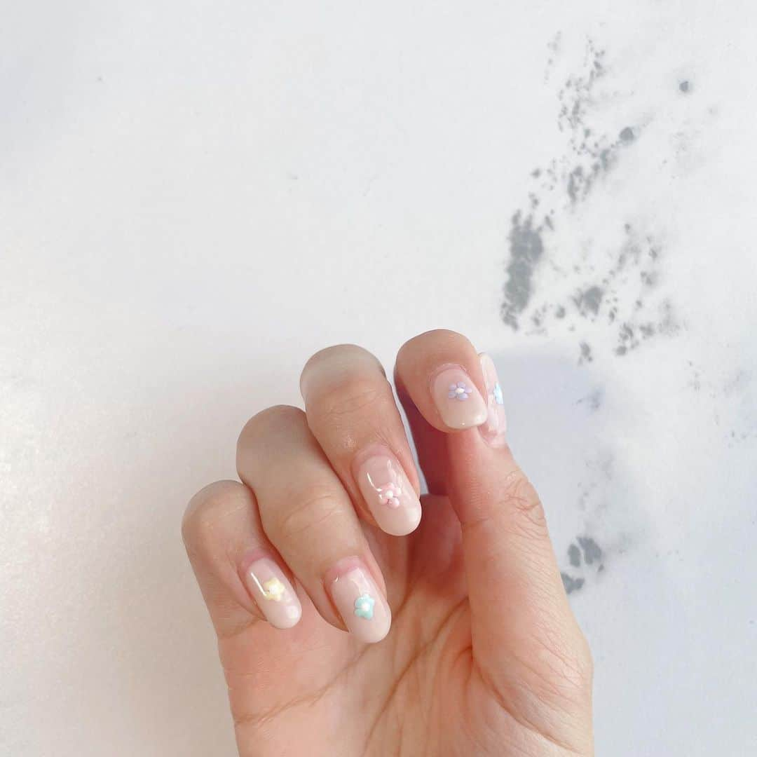 長谷川愛のインスタグラム：「Newnail💅 ちょっと伸びちゃったけど載せとこ♡  今回はカラフルお花を一つずつ 入れてもらいました🌼🌸🌼  やっぱりネイルするとテンション上がるなあー♡  やよさん( @yayo_331 ) いつもありがとうございます💕  #newnail #ニューネイル #ネイル #トレンドネイル #ネイルデザイン #夏ネイル #夏ネイルデザイン #ジェルネイル #ネイルアート」