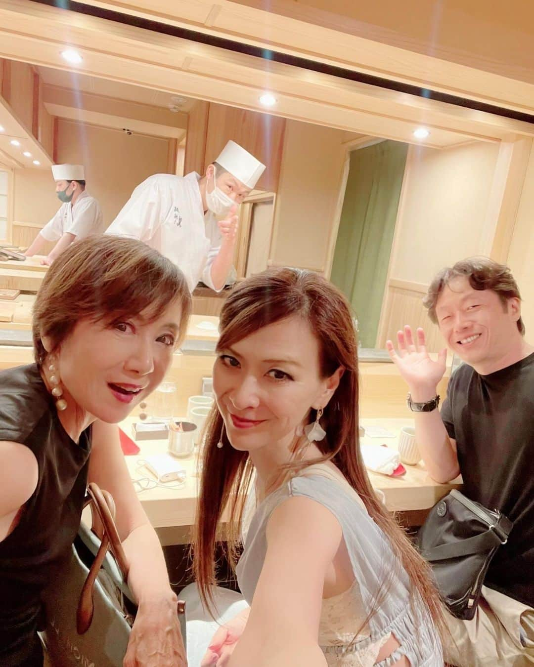 奈美悦子さんのインスタグラム写真 - (奈美悦子Instagram)「恵比寿「鮨結う翼」🍣 ㊗️２周年！久しぶりに伺いました。美味しかった❗️予約の取れない店！#恵比寿 #鮨 #寿司 #すし #美味しい #鮨好き #友達 #仲良し #たのしい時間 #楽しい」7月28日 10時09分 - nami.etsuko