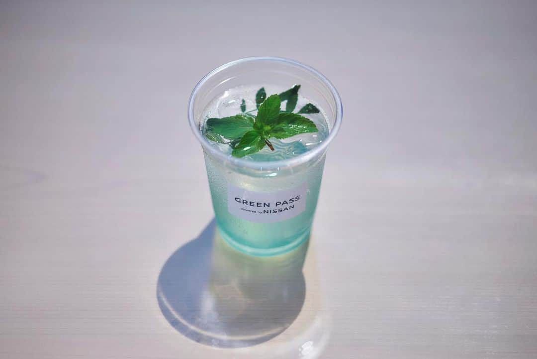 のインスタグラム：「【 #GREENPASS 】第3弾が足柄SA（上り）でサービス実施中！  #FULLCHARGE_SALON では、 『ゴ・エ・ミヨ2022』においてベストパティシエ賞を受賞した #加藤峰子 シェフによる、#スペシャルチャージドリンク もご用意。 ぜひお立ち寄りください♪  #いいじゃんEVオーナー #EV #電気自動車 #日産 #nissan #ニッサン #nissanjapan #5523」