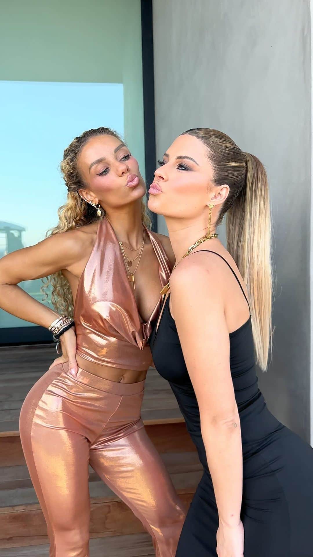 Jena Frumesのインスタグラム：「Are you the short or tall friend? @hannahstocking」