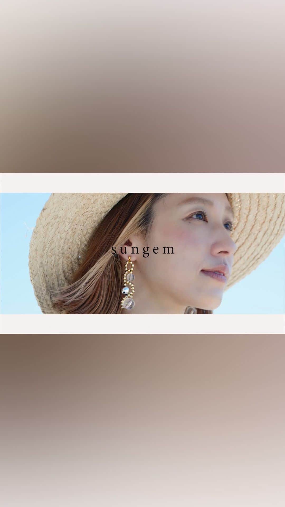 藤田可菜のインスタグラム：「@sun.gem11   先輩ママで友人で🫶  ハンドメイドアクセサリー作家の ゆいちゃん( @sun.gem11 )の 『ママだってお洒落したい』 という想いを形にしたイメージムービーに 親子で出演させてもらいました👧🏻  アクセサリーひとつで お出掛けがわくわくするよね。  もうすぐ4歳の娘。 キッズイヤリングを知って またひとつレディになりました❤︎  #アクセサリー #アクセサリー作家  #ハンドメイドアクセサリー #広島ママ」