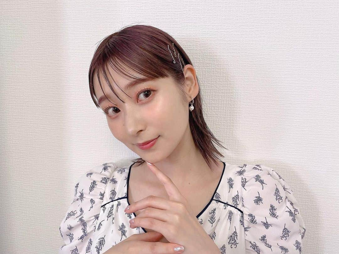 山下七海のインスタグラム：「猫かぶhairmake⛲️🦢 この感じ珍しくてお気に入り〜♪  髪に色いれました💟  #ヘアメイク #ヘアアレンジ」