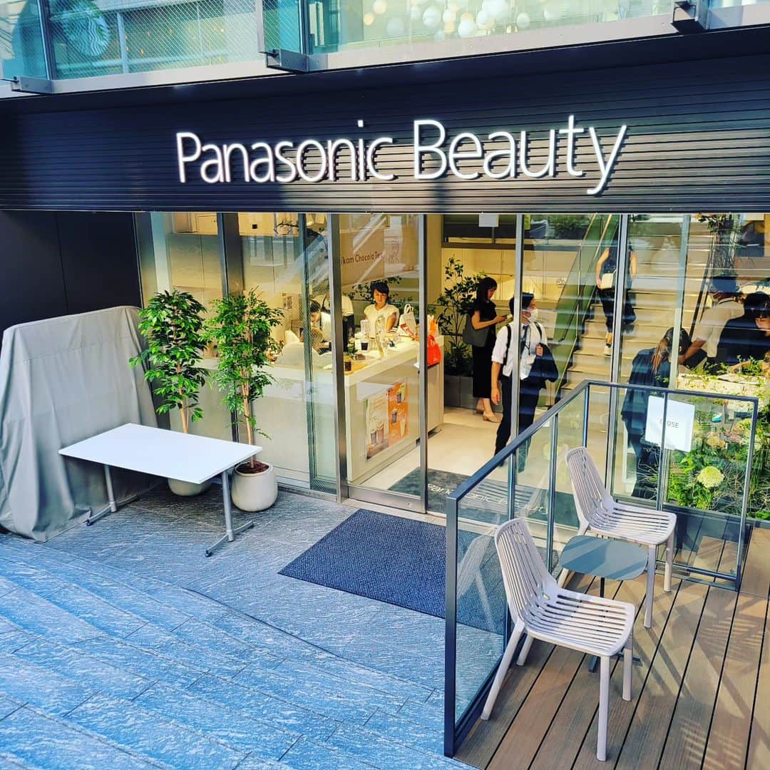 美的 Biteki's official Instagram! さんのインスタグラム写真 - (美的 Biteki's official Instagram! Instagram)「＼本日オープン！／ 性別や年齢を問わず気軽に美容を楽しめるパナソニックビューティの新たな体感スポットとして、本日7 月 28 日（金）に「 Panasonic Beauty OMOTESANDO 」がオープン♪  「 Panasonic Beauty OMOTESANDO 」は、「Lounge」「Lab」「Atelier」「Stand」「Studio」、5つのコンセプトフロアで構成された新ビューティスポット。  2Fの「Lounge（プライベートレッスン）」（予約制／有料 60分 ￥3,300）では、お客様のなりたい肌に合わせて、スタイリストが1対1でフェイスケア商品の効果的な使い方をレクチャーします。広々とした席でパナソニック製品を心ゆくまで楽しんで♪  また、M1F「Lab（テクノロジ―ラボ）」の新製品の先行体験や、ドライヤーに搭載された高浸透ナノイー等のテクノロジーを見て楽しめるスペース。ナノイー搭載のドライヤーを8台一気に体験できるブースでは30秒でうるツヤ髪に♪  MB1Fの「Atelier（トライアル＆セルフエステ）」では、肌の状態をチェックする「スノービューティーミラー」や髪のツヤ・うねり・ダメージを可視化する「髪キレイ」など、パナソニック独自技術による分析サービスが受けられます。ふらっと立ち寄って、気になっていたパナソニック製品を使ってみて。  1Fのチョコレートドリンクを提供する「Stand（ドリンクスタンド）」や、B1Fの異業種とのコラボイベントやワークショップ、ライブコマースの配信を行う「Studio（スタジオ）」もあり、訪れるだけでビューティチャージができそうな「 Panasonic Beauty OMOTESANDO 」にぜひ足を運んでみて♪  【住所】東京都渋谷区神宮前4-3-3 【営業時間】11:00～19:00 【問合わせ先】03-6804-2010（受付時間:11:00-19:00） 定休日：毎月第2または第3月曜日、年末年始（12/31～1/3）   #panasonicbeautyomotesando #パナソニックビューティ #Panasonic #Panasonicbeauty #ビューティスポット #表参道 #美的 #bitekicom⁡ ⁡@panasonic_beauty」7月28日 10時40分 - bitekicom