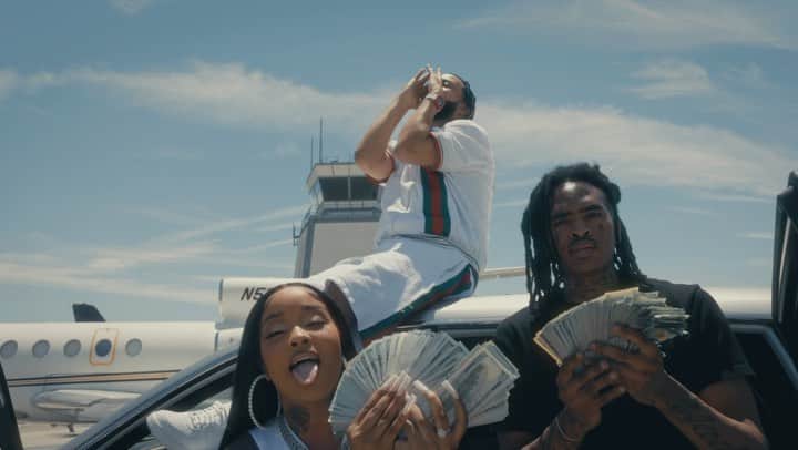 フレンチ・モンタナのインスタグラム：「“Used to hug the block like Michael Rubin” 💨  #RemixKilla still undefeated 🌊 you know what it is when u hear that HANNNNNNNN !!! @stunnagirl “ like dat “ remix ft. Me video out now ! DSP’s MIDNIGHT .」