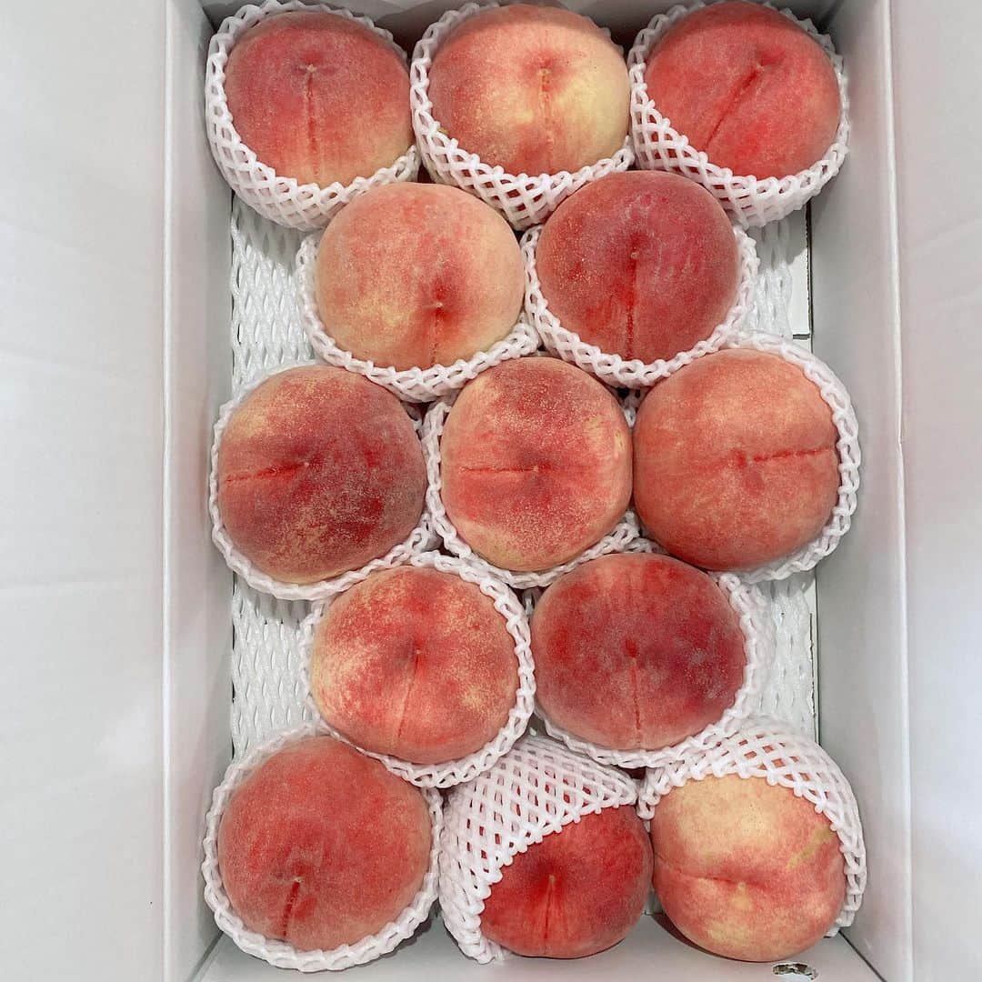 杉本美友のインスタグラム：「･ 今年も大量の🍑がいとこのおうちから 届いたよ〜︎︎✌︎(　˙-˙　)✌︎  めっちゃでかくて美味しい︎︎☺︎ ありがとう〜  ┈┈┈┈┈┈┈┈┈┈┈┈┈┈  #桃#🍑#山梨県産#夏のフルーツ #peach#fruit#summerfruit#Yamanashi」