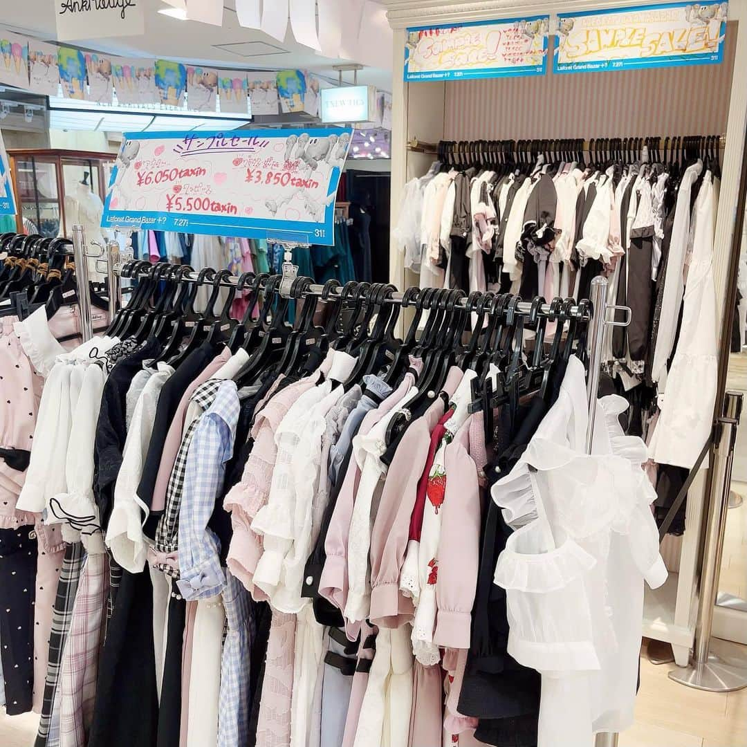 Ank Rougeさんのインスタグラム写真 - (Ank RougeInstagram)「【SHOP NEWS】  Laforet Grand Bazar 2023夏🍒✨  《サンプルセール》 7/28(金)開催 アウター¥6,050 taxin ワンピース¥5,500 taxin トップス・ボトム・雑貨 ¥3,850  その他にも〜7/31(月)までの5日間 お得でスペシャルなイベントを ご用意しております♡♡  皆様のご来店お待ちしております🧸」7月28日 10時56分 - ankrouge_official