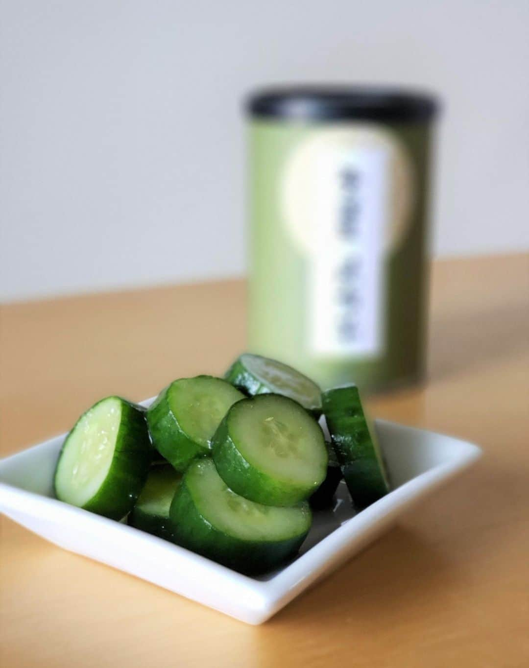 海人の藻塩(あまびとのもしお)のインスタグラム：「🥒きゅうりの藻塩昆布茶漬け🥒  海人の藻塩ネットショップで新発売😝「海人の藻塩昆布茶」ご覧になっていただけたでしょうか🍵  この昆布茶は、同じ地元広島の企業、ニットーリレーさんとのコラボ商品です。  35ｇでこのお値段なので、正直安い価格ではないです…が！  昆布茶に使用している「塩」はすべて「✨海人の藻塩✨」、そして昆布茶のスペシャリスト・ニットーリレーさんのお目にかなった「✨利尻昆布✨」を使って作ったこだわりの「✨昆布茶✨」なのです。  「昆布茶」としていただくと、いつもの昆布茶よりも昆布の味わいが濃く感じます。 👍個人的には、ぜひぜひ「✨調味料✨」としてお使いいただきたい！最も簡単な使い方(笑)、それは浅漬けです！！  <材料>　2人分  きゅうり　2本 海人の藻塩昆布茶　添付のスプーン2杯  <作り方>  ①きゅうりを食べやすい大きさに切り（1cm厚くらいの小口切り・乱切り等）清潔なポリ袋に入れます。  ②海人の藻塩昆布茶を入れて、ポリ袋の外側から軽くもみ、空気を抜くようにして口をしばります。  ③漬け具合はお好みで！10分後でも、一晩おいても、それぞれにおいしいです。  👉夏場は汗をかくので少し塩分を多めに、この昆布茶の量にプラスして海人の藻塩をひとつまみ入れるのもおすすめですよ！  👉昆布茶で簡単浅漬け！きゅうりがもりもり食べられます。ぜひ作ってみて下さいね。  #海人の藻塩 #あまびとのもしお  #蒲刈物産 #藻塩 #塩 #広島 #瀬戸内 #上蒲刈島  #蒲刈 #呉市 #呉 #藻塩使用 #広島名物 #広島特産品 #amabitonomoshio #moshio #salt #hirosima #kamagari #setouchi #昆布茶  #昆布茶レシピ  #ニットーリレー  #浅漬け #きゅうりレシピ」