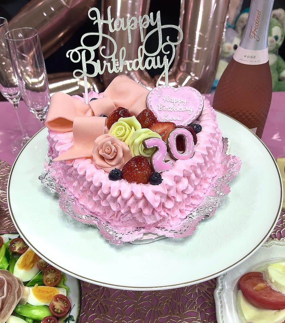 武井紗良のインスタグラム：「お家で妹の20歳のお誕生日をお祝いしました🎂」