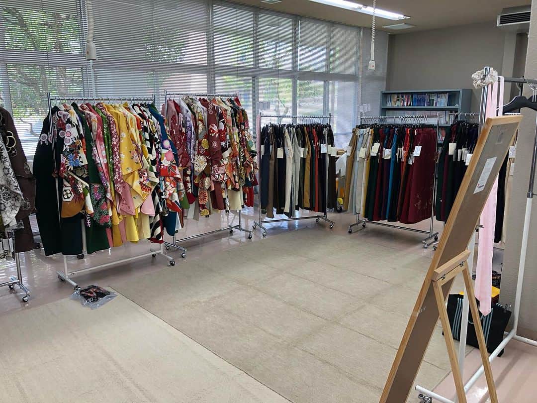 婚礼＊振袖＊袴＊レンタル みとみのインスタグラム：「本日は明治国際医療大学で卒業式袴の展示会を開催しております。  まだ衣装を決められてない方は是非、一度ご来場ください♪  気になる商品をたくさん試着出来ます！  #池田美優 #みちょぱ #卒業袴 #卒業袴レンタル #卒業式 #袴 #着物 #着物レンタル #京都 #kimono #kyoto」