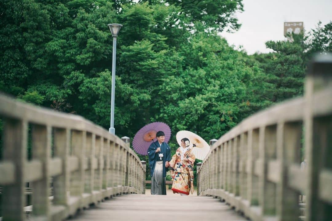 覚王山ル・アンジェ教会のインスタグラム：「和装はロケーション撮影がおすすめです♡  photo by.@guppy_photograph   ------------------------------------------ プロフィール欄のURLよりブライダルフェアの ご予約を承っております！ 皆様のご来館を心よりお待ちしております。 ------------------------------------------  #覚王山ルアンジェ教会 #TAKAMIBRIDAL #タカミブライダル #ルアンジェ教会 #ルアンジェ花嫁 #2023夏婚 #2023秋婚 #2023冬婚 #marry #教会 #チャペル #ウエディング #挙式 #結婚式 #装花 #ブーケ #ウエディングドレス #カラードレス #marry花嫁 #全国のプレ花嫁さんと繋がりたい #花嫁 #プレ花嫁 #ウェディングテーマ #卒花 #東海プレ花嫁 #愛知プレ花嫁 #名古屋プレ花嫁 #写真好きな人と繋がりたい #和装前撮り #白鳥庭園」