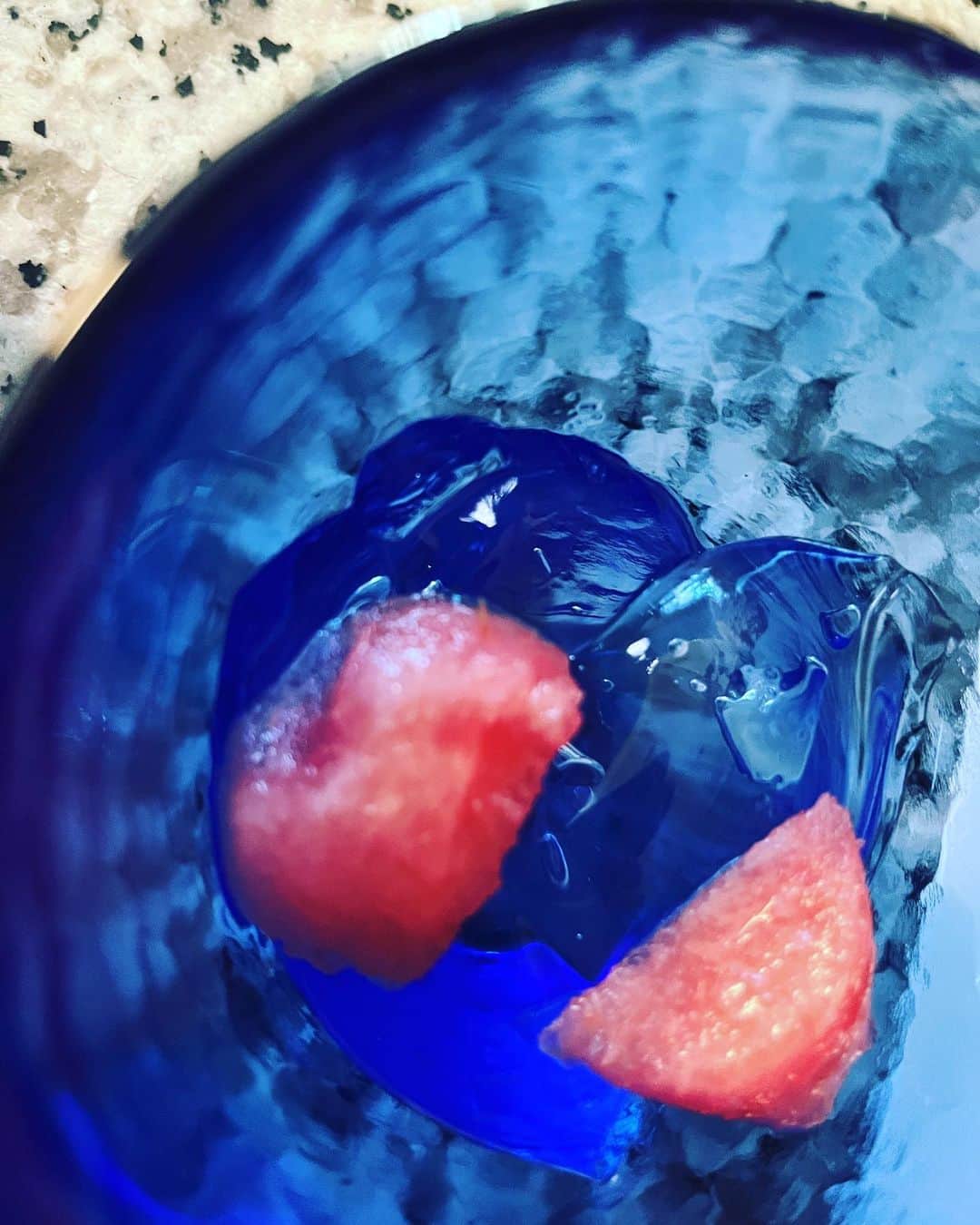 熊木杏里のインスタグラム：「水々(SUI SUI) 天然水の水ゼリーなる涼菓を 頂きまして スイ繋がりで西瓜🍉を浮かべて。  からんころーん🎐」