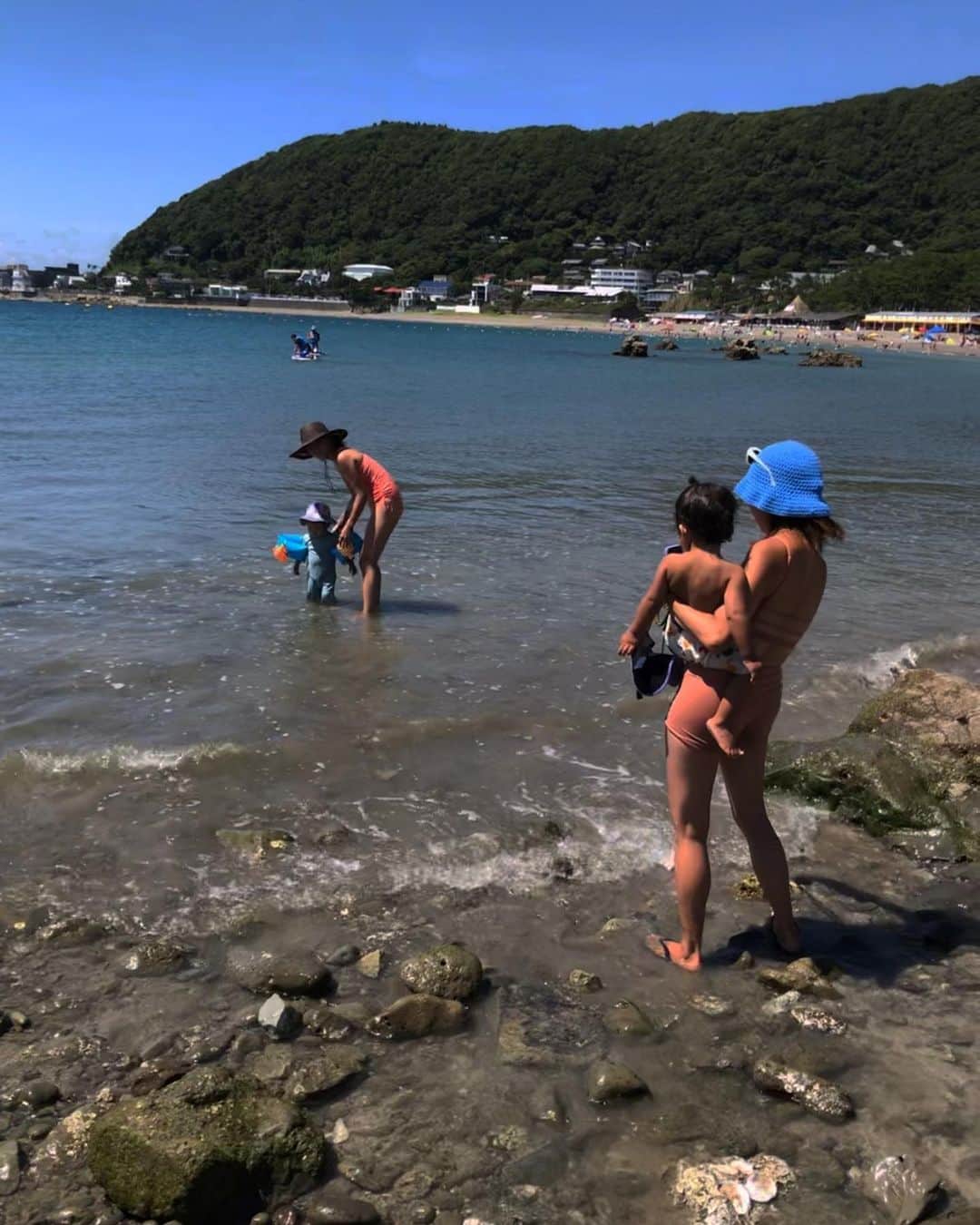 堀舞紀のインスタグラム：「🏖🌞🍦  小さいチームも大きいチームも ついでに大人も楽しめて  海▶︎プール▶︎パピコ！！  楽しくて 幸せな ポワポワした 気持ちで走る帰りの🚙134...  一生夏ならいーのに！ って 毎年言ってるよね🤣🤣🤣  チャンナツ！ 月チャン！ おぢゃましました。  アサミちゃん、見守り 有り難う🫶🏾〜  楽しかったね🥹  そして。 🦀の行く末が心配…  #海遊び #僕らの夏休み2023 #134号線」