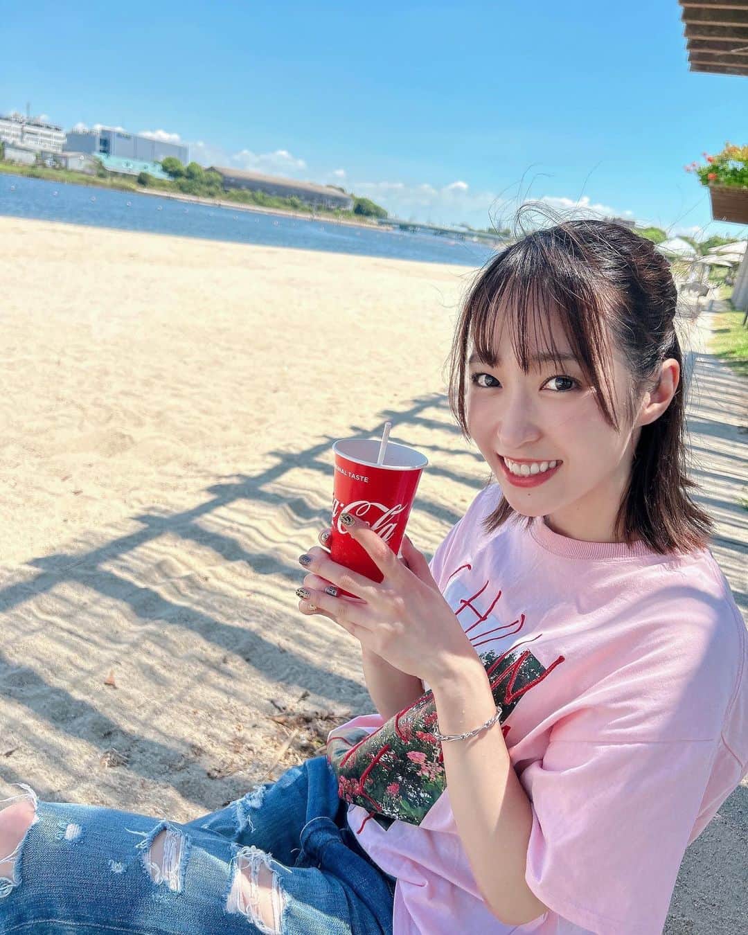 双葉のインスタグラム：「ㅤㅤㅤㅤ 暑いのはいくつになっても苦手だけどこういう時に飲むコーラは大好き❤️🖤🫧 #chaosundergroundzealot #chu_z #waltetto #foryou #summer #sea #japan #japanese #cocacola #sunnyday #hotday #chu_z0812日比谷無銭ワンマン #wt1015赤羽renyワンマン #photobydenden」