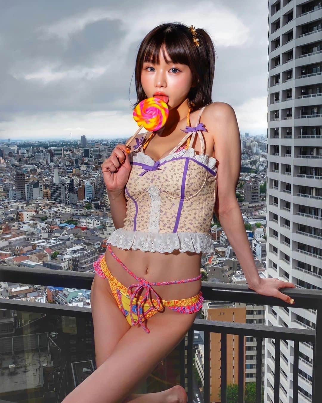 みもれもんのインスタグラム：「This candy I bought in America🍬I didn't know what it tasted like when I licked it😎pelopelo  アメリカで買ったこの飴ちゃん🍬 なめてみても何味なのか 分かりませんでしたぁ＼(^ω^)／✨🌈 一体何味にみえますかぁぁ？👀ペロリ😋  #みもれもん #Mimolemon  #japanesegirl #ショートヘア#ボブ #人像攝影 #日本的 #性感 #fashion #japan #portrait #tokyo #cosplay」