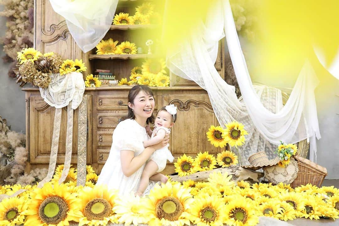 森木美和さんのインスタグラム写真 - (森木美和Instagram)「暑いですねー🌻  お花畑な二人🌻😆🌻  夏祭りや花火大会、全てが初めての経験。 たのしみだね😊  私も新鮮な気持ちで色んな所にお出かけできて嬉し、楽し♪  #夏休み #夏休みの過ごし方  #ひまわり撮影 #赤ちゃんとお出かけ #スタジオ撮影 #東京スタジオ #バースデーフォト #記念日フォト #家族写真 #マタニティーフォト #成長記録 #記念写真 #モデル撮影 #親子モデル #pr」7月28日 11時18分 - miwamoriki