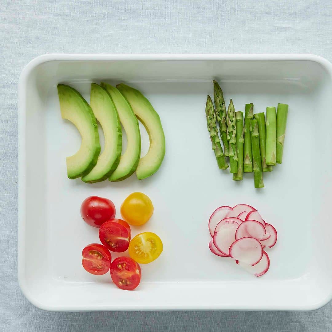 アスパラガスとメロン、生ハムの削りパルメザンチーズとフレッシュバジル添えのレシピ