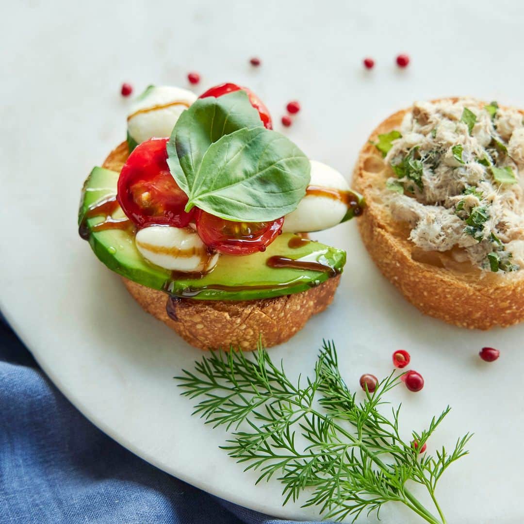 アスパラガスとメロン、生ハムの削りパルメザンチーズとフレッシュバジル添えのレシピ