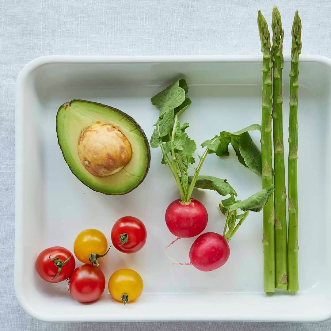 アスパラガスとメロン、生ハムの削りパルメザンチーズとフレッシュバジル添えのレシピ