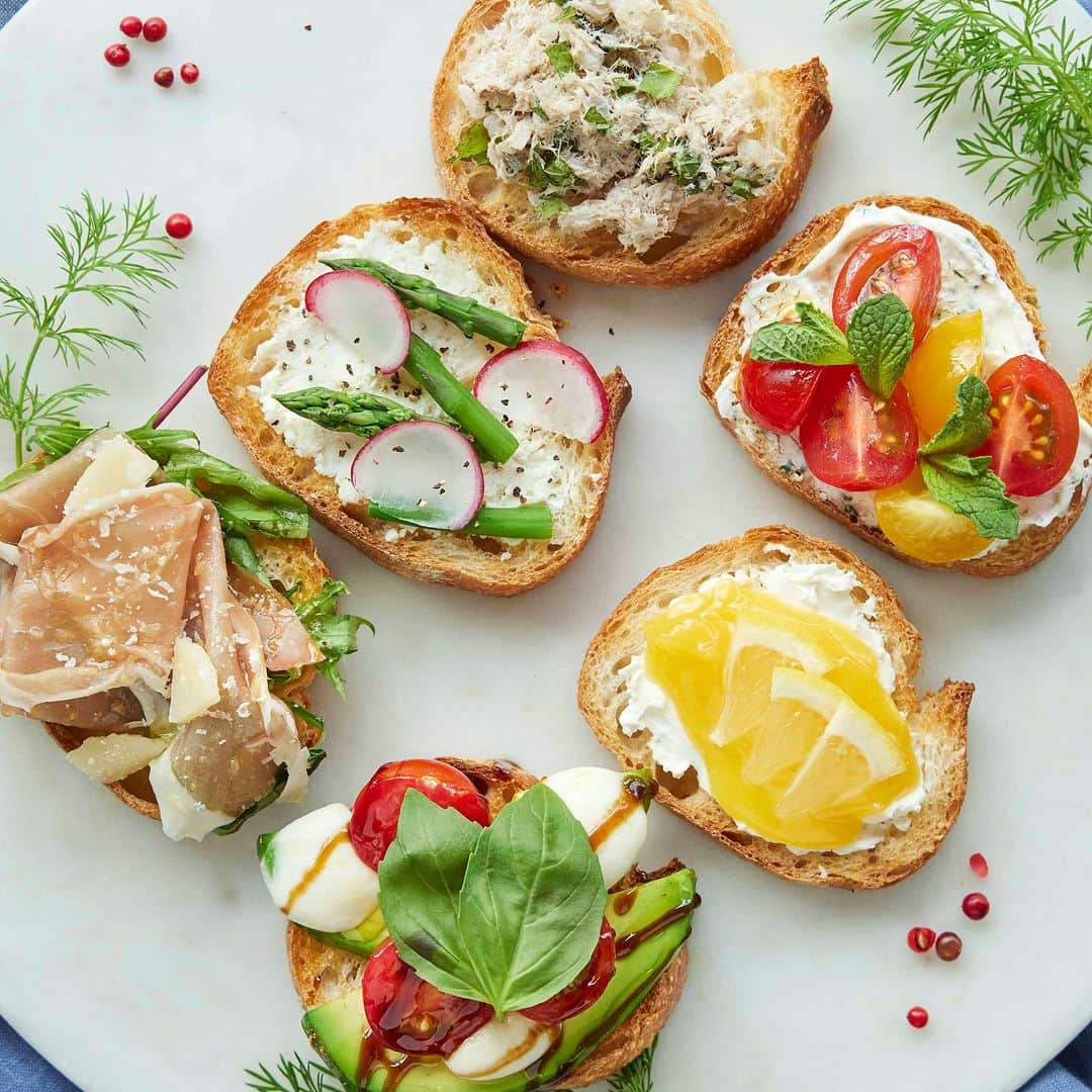 アスパラガスとメロン、生ハムの削りパルメザンチーズとフレッシュバジル添えのレシピ