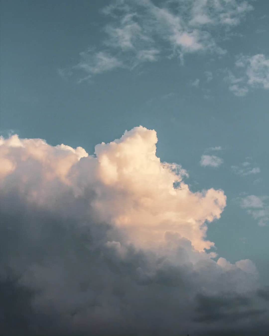 LIFE with CAMERAのインスタグラム：「#空 #雲 Photo by @simona_fraquelli https://buff.ly/3KhDtMi . ＼ユーザーのみなさまの作品を紹介中／ . EOS M200・M100・M10に限らず、すべてのCanonのカメラで撮影された写真や動画に、指定のハッシュタグをつけて投稿いただいた作品をシェアさせていただきます！ . ▽指定ハッシュタグはこちら #LIFEwithCAMERA + #機材名 （例：#eosm200、#eosr10、#powershotg7xmk3など） . （※）紹介させていただく際は事前にご連絡はいたしませんのでご了承ください。 （※）投稿いただく写真に使用される著作物、肖像については、ご本人が著作権を有するもの、又は権利者から事前に使用承諾を得たものであるものとします。ご投稿いただく写真に関して万一問題が生じた場合は当事務局は責任を負いかねますことご了承ください。 . Canonのカメラの詳細は、本アカウントのプロフィール（ @canon_eosm ）にあるURLからご覧ください。 . #CanonEOS600D #EOS600D #600D #LIFEwithCAMERA #LIFE_with_CAMERA #カメラのある生活 #Canon #キヤノン #EOS #powershot」