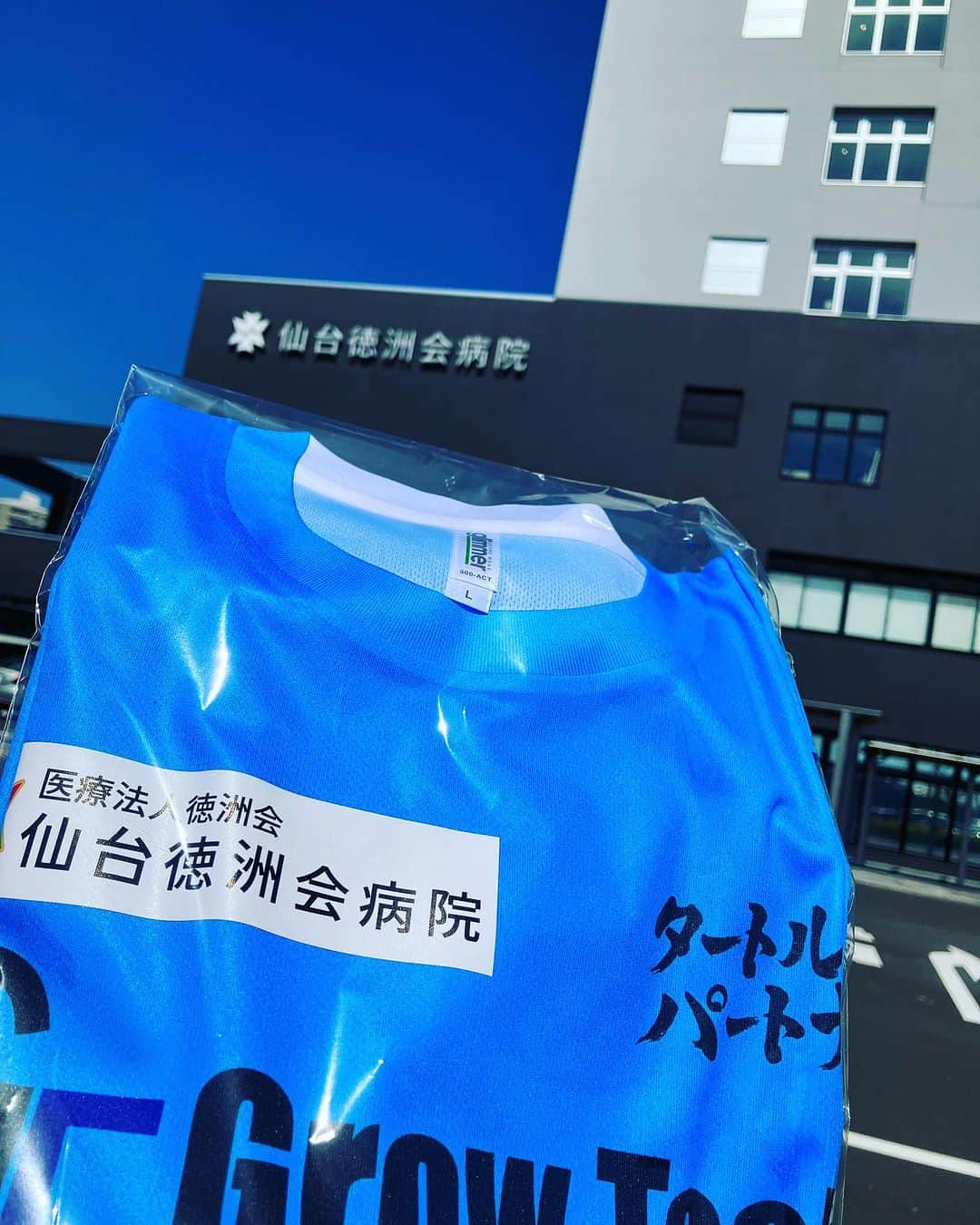 亀山耕平のインスタグラム：「【感謝】  本日は、タートルパートナーズの新Tシャツが出来上がりましたので、仙台徳洲会病院様へお渡しに伺いました(^^)  現役時代、徳洲会体操クラブにて満足いく競技人生をおかげさまで送らせていただきながら、セカンドキャリアにおいても我々の活動に後援、支援していただけるということに、深い感謝と熱い思いが込み上げます🙇‍♂️  いつもありがとうございます‼️  アスリートが社会でバリバリ活躍する社会の実現を目指して、今後も頑張ります(^^)  みなさま、引き続きご声援よろしくお願いいたします🌏  #グローテック株式会社 #仙台徳洲会病院 #株式会社アルエル #有限会社ドリンクス #やきとり処貴家 #南三陸さんさん夢大使 #仙台大学 #鹿屋体育大学体操競技部 #くまっけjapan #仙台スピン体操クラブ #未来応援プロジェクト #gymwith仙台体操スクール #タートルパートナーズ #亀山耕平」