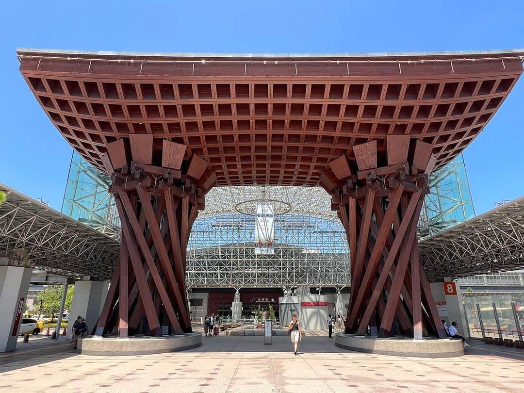 本間昭光のインスタグラム：「何年経っても色褪せない塗装に興味津々 夏の金沢、暑い。でも気持ちいい。」