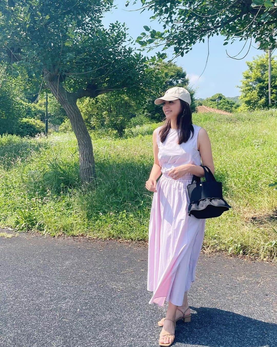 杉ありささんのインスタグラム写真 - (杉ありさInstagram)「. #いつかの私服 ☺︎  onepiece #norc cap #ralphlauren  sandals #letalon  急いで出た日でバッグもベージュにしたかった🥲 毎日暑いですが息子も夏休み中だし公園にも行かねばな母の宿命。  皆さんもくれぐれも熱中症などにお気を付けて 夏をenjoyしましょうね🌞💕」7月28日 11時28分 - itsmeariiisa