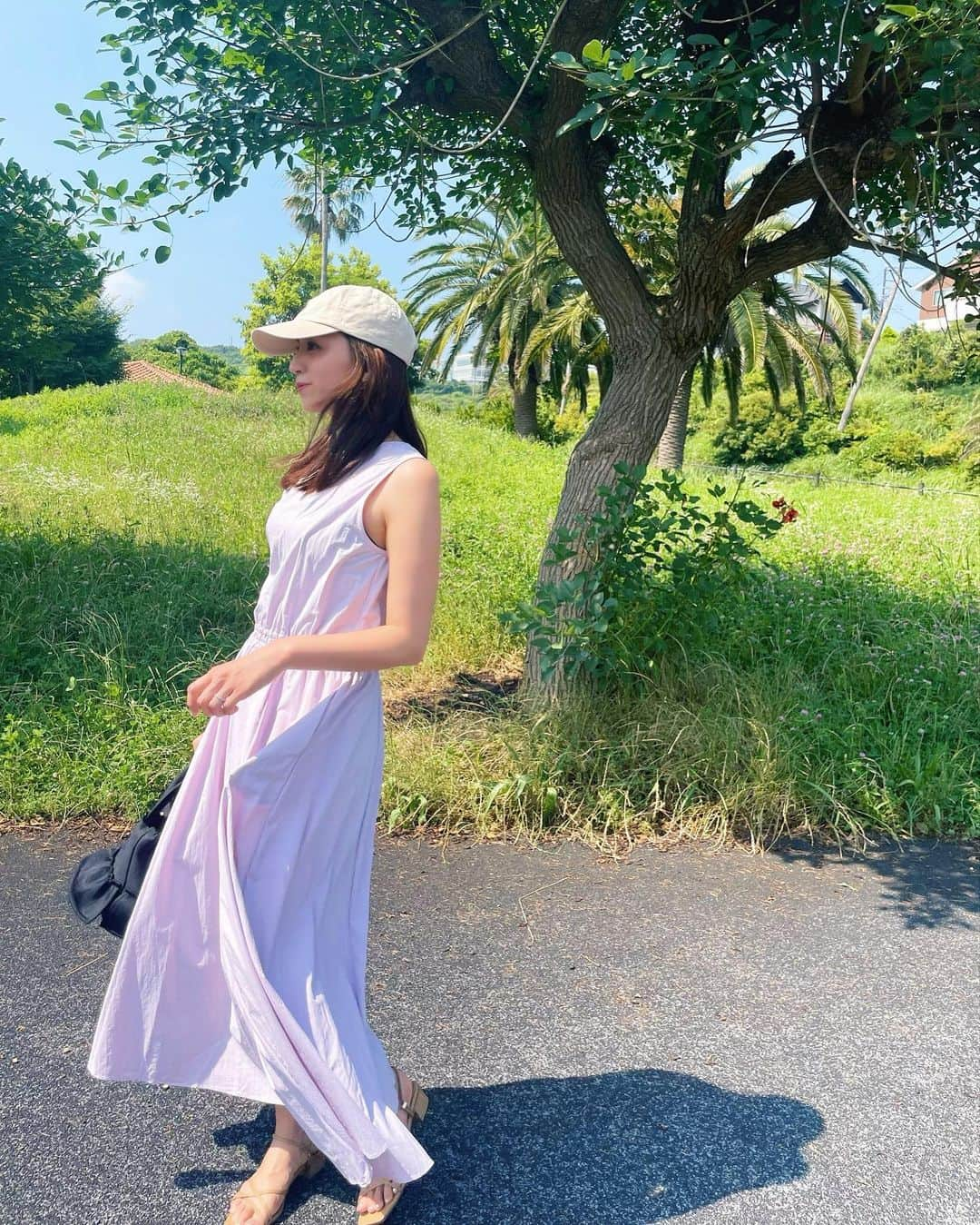 杉ありさのインスタグラム：「. #いつかの私服 ☺︎  onepiece #norc cap #ralphlauren  sandals #letalon  急いで出た日でバッグもベージュにしたかった🥲 毎日暑いですが息子も夏休み中だし公園にも行かねばな母の宿命。  皆さんもくれぐれも熱中症などにお気を付けて 夏をenjoyしましょうね🌞💕」