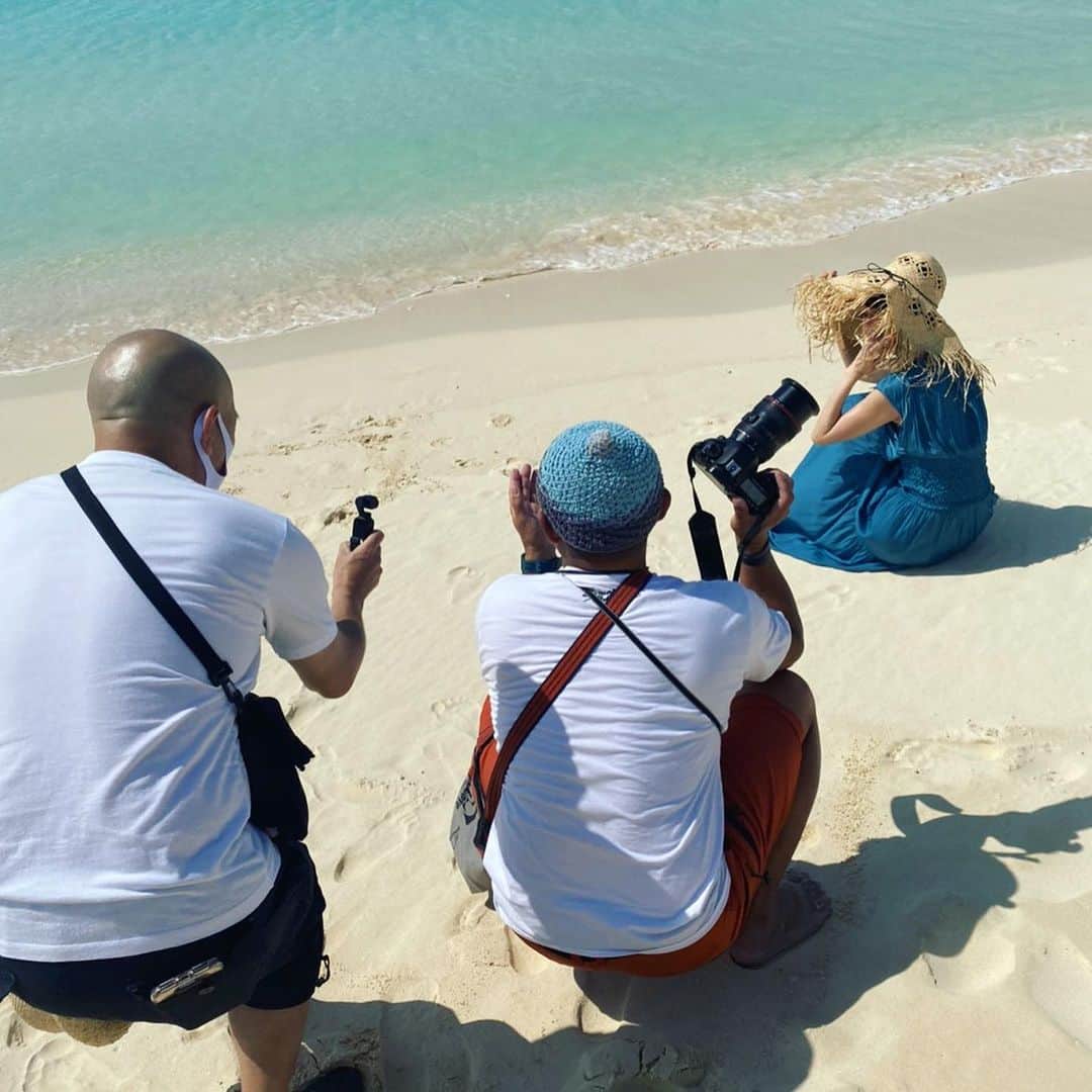 畑亜貴さんのインスタグラム写真 - (畑亜貴Instagram)「そして海辺での撮影  然后在海边拍摄  그리고 해변에서 촬영  And shooting on the beach  Y disparando en la playa  #akhtravelogue #akhtshooting」7月28日 11時28分 - akihata.jp
