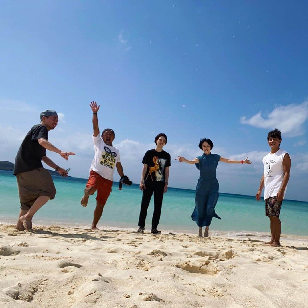 畑亜貴のインスタグラム：「そして海辺での撮影  然后在海边拍摄  그리고 해변에서 촬영  And shooting on the beach  Y disparando en la playa  #akhtravelogue #akhtshooting」
