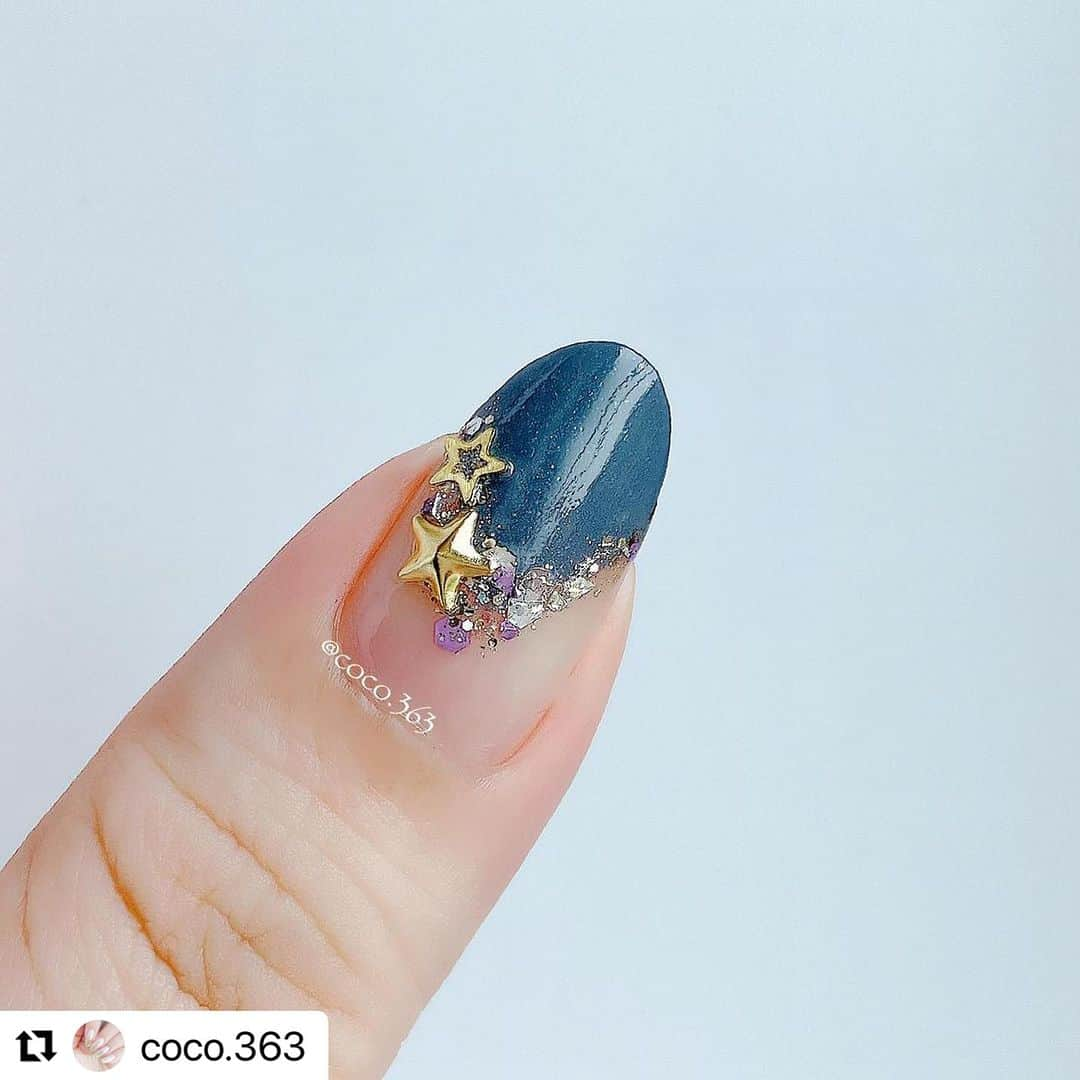 【PLANET NAIL（プラネット ネイル）】公式さんのインスタグラム写真 - (【PLANET NAIL（プラネット ネイル）】公式Instagram)「✰✰✰ ━━━━━━━━━━━━━━ @coco.363 さま♡  PLANETNAIL  ラメネイル PLB35 リトルスターの軌跡 を使った深みブルーネイルデザインのご紹介ありがとうございます👩‍❤️‍💋‍👩✨  深みブルーにリトルスターのラメたちが輝いて、ほんとに夏の夜空みたいなネイルがたまらなくすてきです🥺🎆🎆🎆  ぜひみなさまもまねっこされてください😌✨✨✨ ╍ ╍ ╍ ╍ ╍ ╍ ╍ ╍ ╍ ╍ ╍ ╍ ╍ ╍ ╍ ╍ ╍  @coco.363 ←キャンメイク新色全色スウォッチはこちらから \\夜空のような深みのある透明感ブルー// キャンメイク夏新色を使用した 夏空ネイルのご紹介です☆。.:＊・゜  ✓つくり方と使用したカラー等は   7枚目からの画像でどうぞ  ラメはアルミ箔等の上に一旦取りだし 細筆を使って塗るのがおすすめです🙌🏻 ダイソーのネイル用の細筆を使用しています！  深みのあるブルーに 偏光パールがキラッと輝く〚N85  9PM〛 限定なので気になる方はお早めに🫶🏻  キャンメイク カラフルネイルズ -¥396 〚N85  9PM〛  PLANET NAIL  ネイルポリッシュ -¥880 〚35リトルスターの軌跡〛 公式オンライン等で販売  @canmaketokyo  @planet.jp   #キャンメイク #CANMAKE #キャンメイクネイル #カラフルネイルズ #キャンメイクカラフルネイルズ #キャンメイク新色 #プラネットネイル  #夏ネイル #夏ネイルデザイン #ネイルデザイン #夏空ネイル #夜空ネイル #ギャラクシーネイル #透明感ネイル #簡単ネイル #ブルーネイル #キレイめネイル #セルフネイル #ネイル #ポリッシュネイル #ポリッシュ #マニキュア #マニキュアネイル #selfnail #nail #美甲 #네일 #セルフネイル部  #ネイル好きな人と繋がりたい  #セルフネイル好きな人と繋がりたい」7月28日 11時38分 - planet.jp