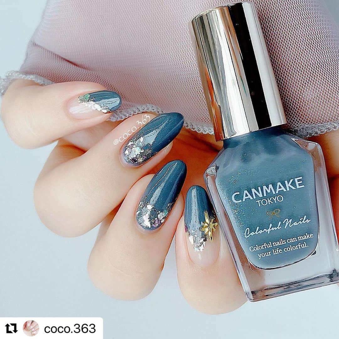 【PLANET NAIL（プラネット ネイル）】公式さんのインスタグラム写真 - (【PLANET NAIL（プラネット ネイル）】公式Instagram)「✰✰✰ ━━━━━━━━━━━━━━ @coco.363 さま♡  PLANETNAIL  ラメネイル PLB35 リトルスターの軌跡 を使った深みブルーネイルデザインのご紹介ありがとうございます👩‍❤️‍💋‍👩✨  深みブルーにリトルスターのラメたちが輝いて、ほんとに夏の夜空みたいなネイルがたまらなくすてきです🥺🎆🎆🎆  ぜひみなさまもまねっこされてください😌✨✨✨ ╍ ╍ ╍ ╍ ╍ ╍ ╍ ╍ ╍ ╍ ╍ ╍ ╍ ╍ ╍ ╍ ╍  @coco.363 ←キャンメイク新色全色スウォッチはこちらから \\夜空のような深みのある透明感ブルー// キャンメイク夏新色を使用した 夏空ネイルのご紹介です☆。.:＊・゜  ✓つくり方と使用したカラー等は   7枚目からの画像でどうぞ  ラメはアルミ箔等の上に一旦取りだし 細筆を使って塗るのがおすすめです🙌🏻 ダイソーのネイル用の細筆を使用しています！  深みのあるブルーに 偏光パールがキラッと輝く〚N85  9PM〛 限定なので気になる方はお早めに🫶🏻  キャンメイク カラフルネイルズ -¥396 〚N85  9PM〛  PLANET NAIL  ネイルポリッシュ -¥880 〚35リトルスターの軌跡〛 公式オンライン等で販売  @canmaketokyo  @planet.jp   #キャンメイク #CANMAKE #キャンメイクネイル #カラフルネイルズ #キャンメイクカラフルネイルズ #キャンメイク新色 #プラネットネイル  #夏ネイル #夏ネイルデザイン #ネイルデザイン #夏空ネイル #夜空ネイル #ギャラクシーネイル #透明感ネイル #簡単ネイル #ブルーネイル #キレイめネイル #セルフネイル #ネイル #ポリッシュネイル #ポリッシュ #マニキュア #マニキュアネイル #selfnail #nail #美甲 #네일 #セルフネイル部  #ネイル好きな人と繋がりたい  #セルフネイル好きな人と繋がりたい」7月28日 11時38分 - planet.jp