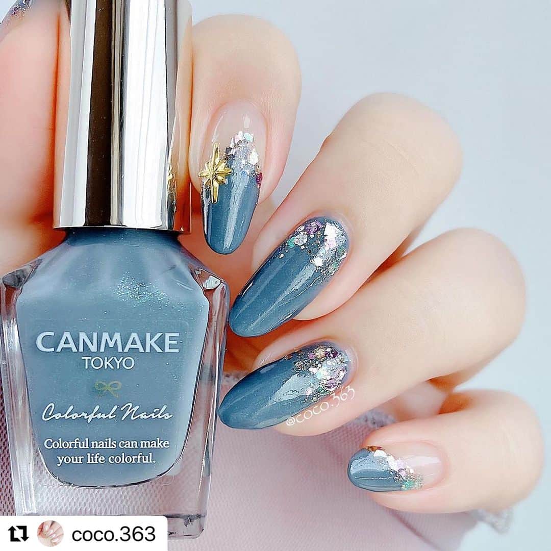 【PLANET NAIL（プラネット ネイル）】公式さんのインスタグラム写真 - (【PLANET NAIL（プラネット ネイル）】公式Instagram)「✰✰✰ ━━━━━━━━━━━━━━ @coco.363 さま♡  PLANETNAIL  ラメネイル PLB35 リトルスターの軌跡 を使った深みブルーネイルデザインのご紹介ありがとうございます👩‍❤️‍💋‍👩✨  深みブルーにリトルスターのラメたちが輝いて、ほんとに夏の夜空みたいなネイルがたまらなくすてきです🥺🎆🎆🎆  ぜひみなさまもまねっこされてください😌✨✨✨ ╍ ╍ ╍ ╍ ╍ ╍ ╍ ╍ ╍ ╍ ╍ ╍ ╍ ╍ ╍ ╍ ╍  @coco.363 ←キャンメイク新色全色スウォッチはこちらから \\夜空のような深みのある透明感ブルー// キャンメイク夏新色を使用した 夏空ネイルのご紹介です☆。.:＊・゜  ✓つくり方と使用したカラー等は   7枚目からの画像でどうぞ  ラメはアルミ箔等の上に一旦取りだし 細筆を使って塗るのがおすすめです🙌🏻 ダイソーのネイル用の細筆を使用しています！  深みのあるブルーに 偏光パールがキラッと輝く〚N85  9PM〛 限定なので気になる方はお早めに🫶🏻  キャンメイク カラフルネイルズ -¥396 〚N85  9PM〛  PLANET NAIL  ネイルポリッシュ -¥880 〚35リトルスターの軌跡〛 公式オンライン等で販売  @canmaketokyo  @planet.jp   #キャンメイク #CANMAKE #キャンメイクネイル #カラフルネイルズ #キャンメイクカラフルネイルズ #キャンメイク新色 #プラネットネイル  #夏ネイル #夏ネイルデザイン #ネイルデザイン #夏空ネイル #夜空ネイル #ギャラクシーネイル #透明感ネイル #簡単ネイル #ブルーネイル #キレイめネイル #セルフネイル #ネイル #ポリッシュネイル #ポリッシュ #マニキュア #マニキュアネイル #selfnail #nail #美甲 #네일 #セルフネイル部  #ネイル好きな人と繋がりたい  #セルフネイル好きな人と繋がりたい」7月28日 11時38分 - planet.jp