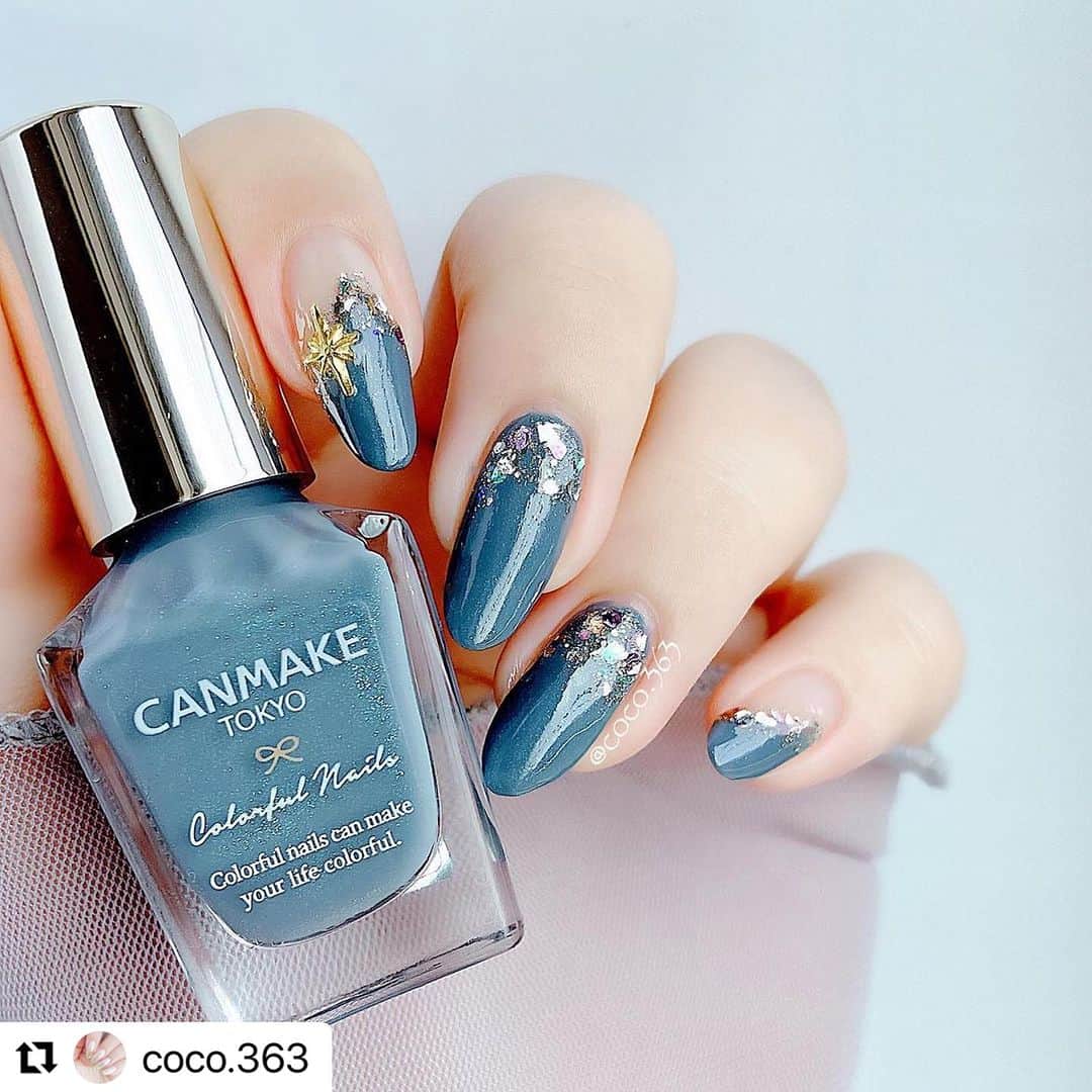 【PLANET NAIL（プラネット ネイル）】公式さんのインスタグラム写真 - (【PLANET NAIL（プラネット ネイル）】公式Instagram)「✰✰✰ ━━━━━━━━━━━━━━ @coco.363 さま♡  PLANETNAIL  ラメネイル PLB35 リトルスターの軌跡 を使った深みブルーネイルデザインのご紹介ありがとうございます👩‍❤️‍💋‍👩✨  深みブルーにリトルスターのラメたちが輝いて、ほんとに夏の夜空みたいなネイルがたまらなくすてきです🥺🎆🎆🎆  ぜひみなさまもまねっこされてください😌✨✨✨ ╍ ╍ ╍ ╍ ╍ ╍ ╍ ╍ ╍ ╍ ╍ ╍ ╍ ╍ ╍ ╍ ╍  @coco.363 ←キャンメイク新色全色スウォッチはこちらから \\夜空のような深みのある透明感ブルー// キャンメイク夏新色を使用した 夏空ネイルのご紹介です☆。.:＊・゜  ✓つくり方と使用したカラー等は   7枚目からの画像でどうぞ  ラメはアルミ箔等の上に一旦取りだし 細筆を使って塗るのがおすすめです🙌🏻 ダイソーのネイル用の細筆を使用しています！  深みのあるブルーに 偏光パールがキラッと輝く〚N85  9PM〛 限定なので気になる方はお早めに🫶🏻  キャンメイク カラフルネイルズ -¥396 〚N85  9PM〛  PLANET NAIL  ネイルポリッシュ -¥880 〚35リトルスターの軌跡〛 公式オンライン等で販売  @canmaketokyo  @planet.jp   #キャンメイク #CANMAKE #キャンメイクネイル #カラフルネイルズ #キャンメイクカラフルネイルズ #キャンメイク新色 #プラネットネイル  #夏ネイル #夏ネイルデザイン #ネイルデザイン #夏空ネイル #夜空ネイル #ギャラクシーネイル #透明感ネイル #簡単ネイル #ブルーネイル #キレイめネイル #セルフネイル #ネイル #ポリッシュネイル #ポリッシュ #マニキュア #マニキュアネイル #selfnail #nail #美甲 #네일 #セルフネイル部  #ネイル好きな人と繋がりたい  #セルフネイル好きな人と繋がりたい」7月28日 11時38分 - planet.jp