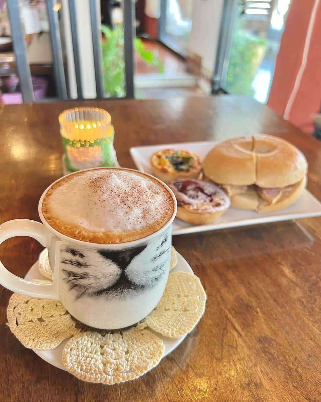 井咲アキのインスタグラム：「🐈🥯💛  ベーグルが苦手な私でも、美味しすぎて お気に入りになったカフェ☕️🤍  マグカップやクッションなど、 至るところにネコちゃんのモチーフがある ネコ好きにはたまらないカフェです🐈🩷 今回はネコちゃんグッズも購入しちゃった🫠  キッシュの種類も豊富で、 選びきれなくていつも迷ってる🥹 お気に入りのカフェのひとつです🥰  #清見台カフェ#ベーグルサンド#キッシュ #猫カフェ#猫好きさんと繋がりたい」