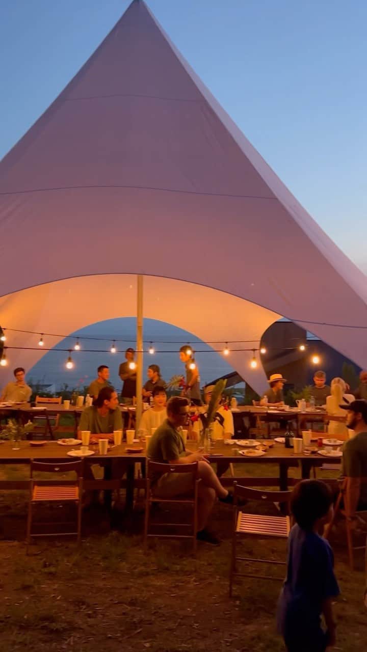 座間アキーバのインスタグラム：「Tent party with a view 🏕️🌛 大体どこでもこの雰囲気は再現出来ます🌞🌞🌞  #tent #tentsbyhanatombo #hanatombo #スターテント」