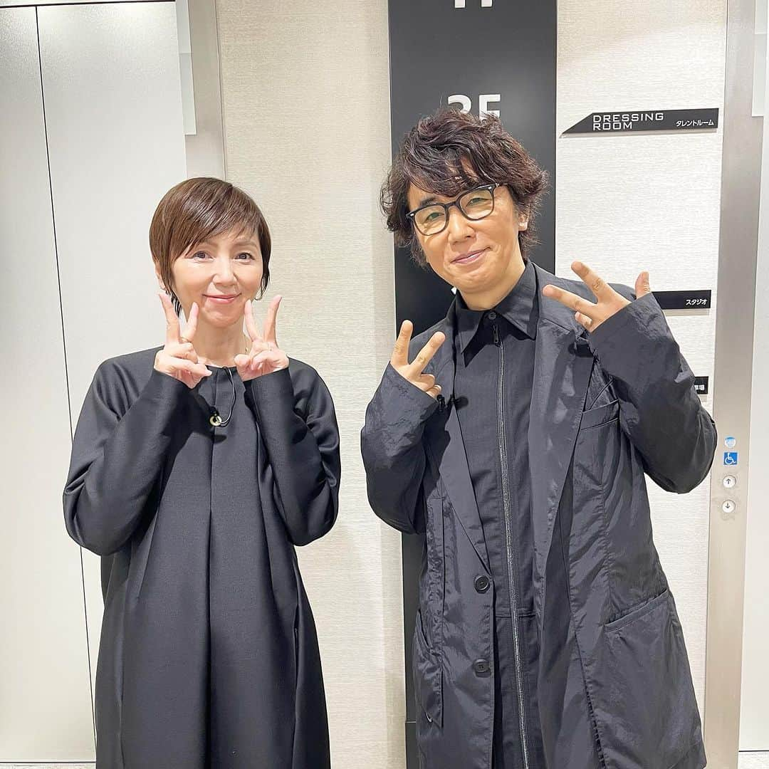 渡辺満里奈さんのインスタグラム写真 - (渡辺満里奈Instagram)「. 久しぶりのユースケ・サンタマリアくん。  ユースケとはずいぶんと若い頃「真夜中の王国」という番組をやっていました。 毎回アーティストをお招きしてがっつり話を伺うという正統派トーク番組。  「満里奈ちゃん、今だからこそさ、あの時みたいな番組をまたやろうよ！『真夜中の王国・改』っつってさ」  と相変わらず本気か冗談かわからない😂ようなトーンで話すユースケ。  あの頃の悩める青年は、ユーモアはそのままに素敵な大人になってました。  また何かやれるといいね！  ★ #ユースケサンタマリア #一生サンタマリアつけるあやしさ😂 #そこがいいよね #それにしても #この若さずるいやろ #あの頃のくすぶってる若さもよかったけど #今はほんと素晴らしい役者さん」7月28日 11時40分 - funnyfacefunny