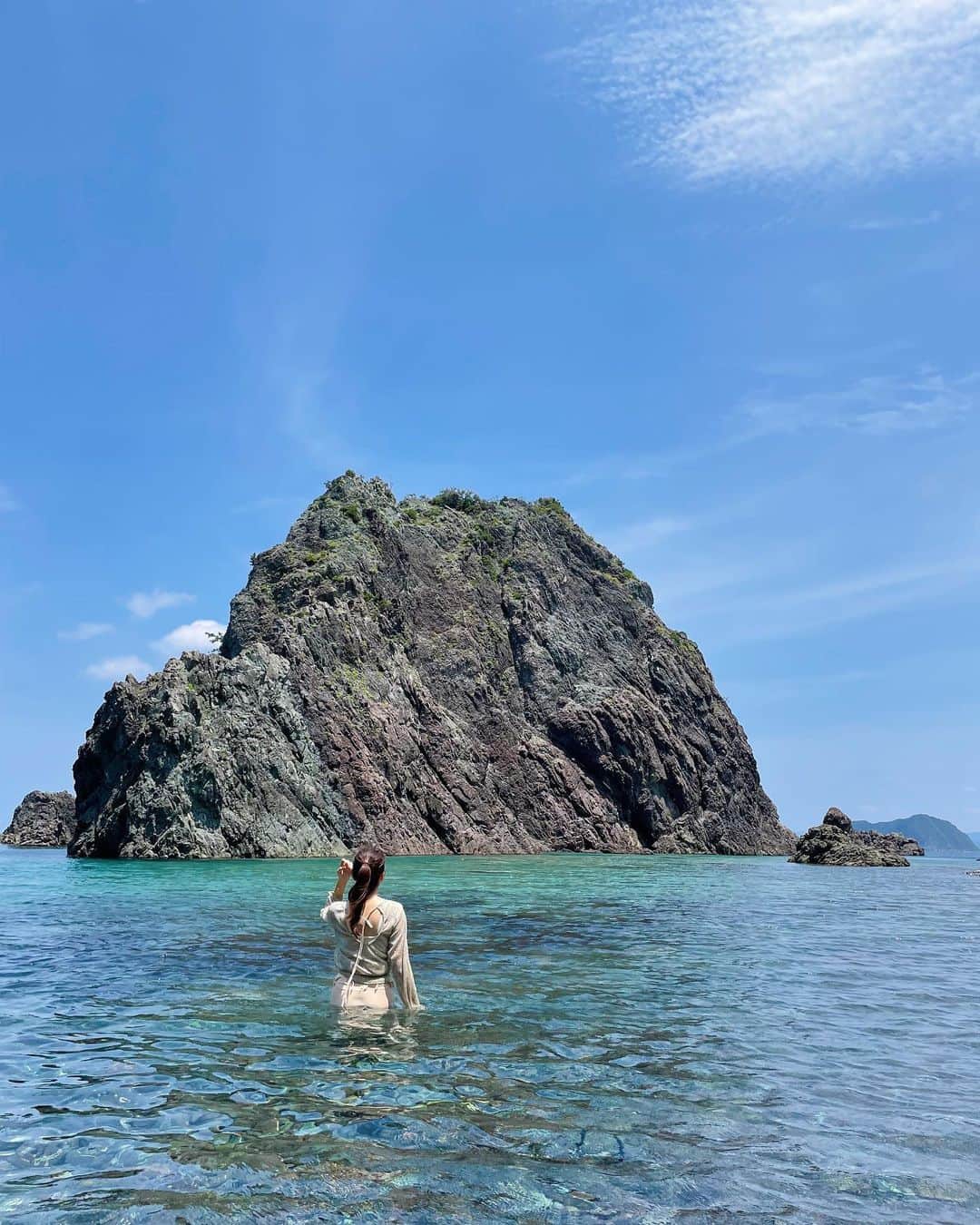 伊藤友里のインスタグラム：「船で無人島へ🏝  透き通ったエメラルドグリーンの海が神秘的でずっと見ていられる…💎  久々に本気で泳ぎました🏊‍♂️  #青海島 #山口県」