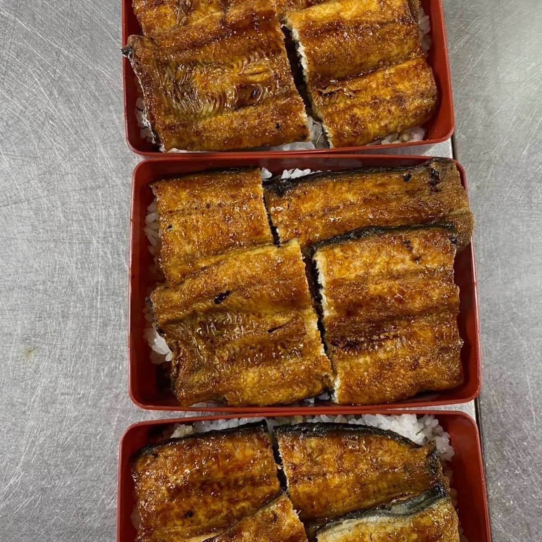 へんな魚おじさんのインスタグラム：「かねだいさんにうなぎ頂きました❗ いつもありがとうございます❗ 土用の丑の日に皆さんもいかがですか？」