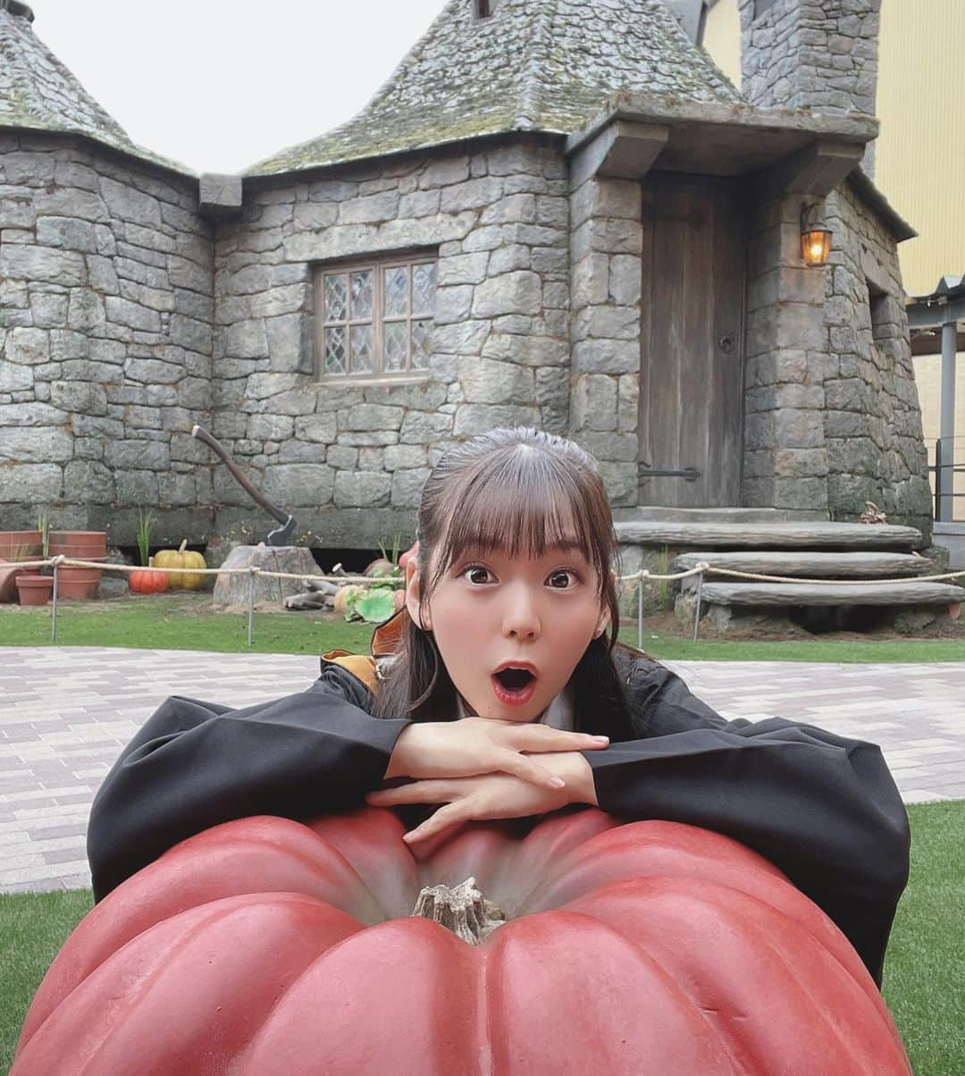 白石真菜さんのインスタグラム写真 - (白石真菜Instagram)「ハグリッドのお家！🏠🪄︎︎✨  ずっと楽しそうなしーまなです笑   #ハリーポッター #ハリーポッタースタジオツアー  #ワーナーブラザーズスタジオツアー  #白石真菜 #しーまな」7月28日 17時23分 - shiraishi_mana47