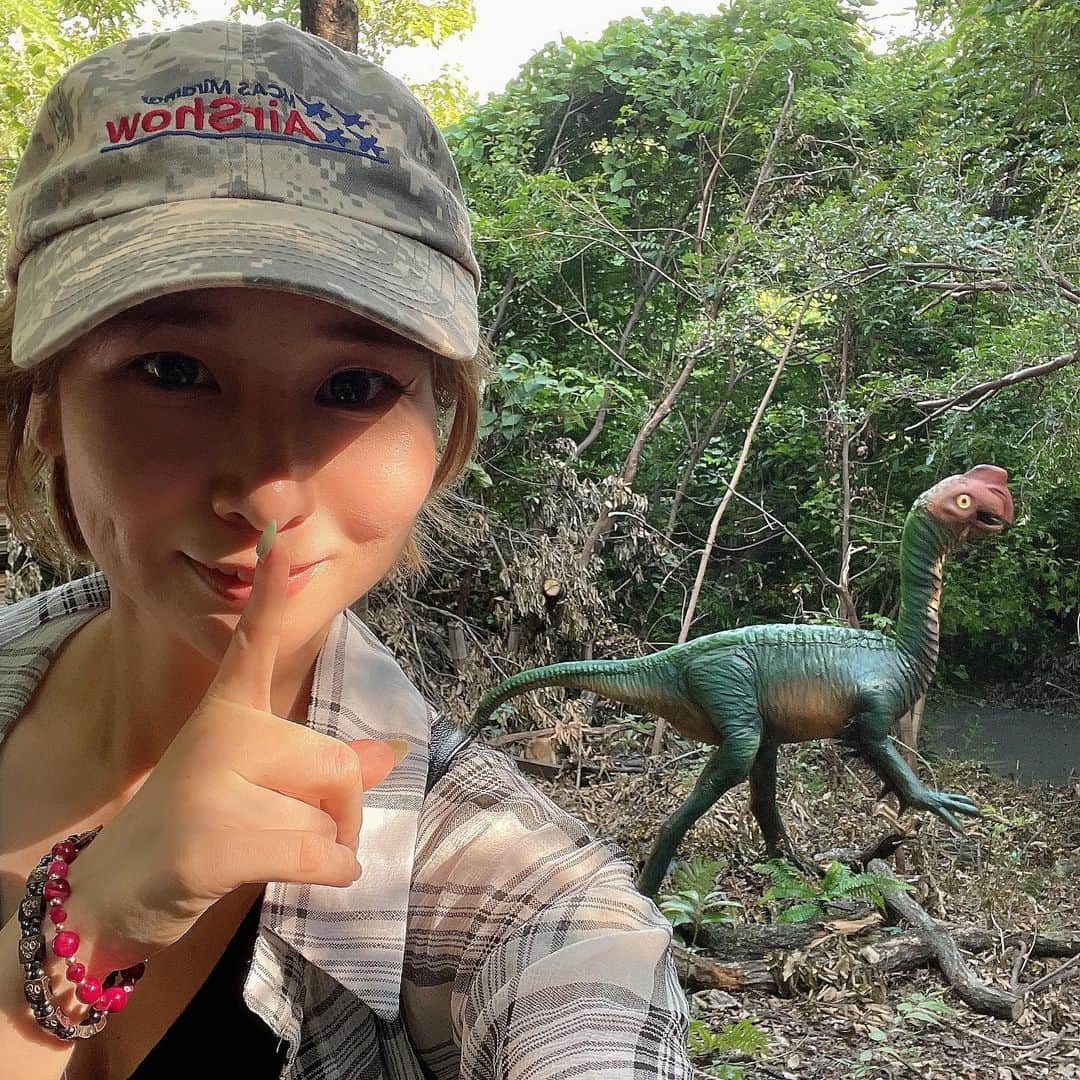 Arisa Nanaseさんのインスタグラム写真 - (Arisa NanaseInstagram)「名古屋で恐竜に出会えるとは！！🦕大高緑地のディノアドベンチャーに行ってきたけど凄かった👀✨ ジュラシックパークとかで見たことあるような恐竜がリアルな大きさ、動きで森の中で出会えるの👀 子供向けかと思ったけど、大人も楽しめるくらい本格的🙆‍♀️ 動画見てみて！鳴き声もして怖いくらい🦖✨  お土産やさんや飲み物は近くにあるけど、熱中症対策して楽しんでね😊 近くに住んでたら一度は行ってみて！❤️遠くからでも名古屋に来たらおすすめ👀森の中歩いて行くので歩きやすい格好でね👌 私はジュラシックパークを意識して迷彩😘  PR @dino_nayoya #名古屋おでかけ #愛知おでかけ #名古屋子連れ #子連れ名古屋 #子連れおでかけ #愛知子連れ #夏休みおでかけ #夏のおでかけ」7月28日 17時25分 - arisa.nanase