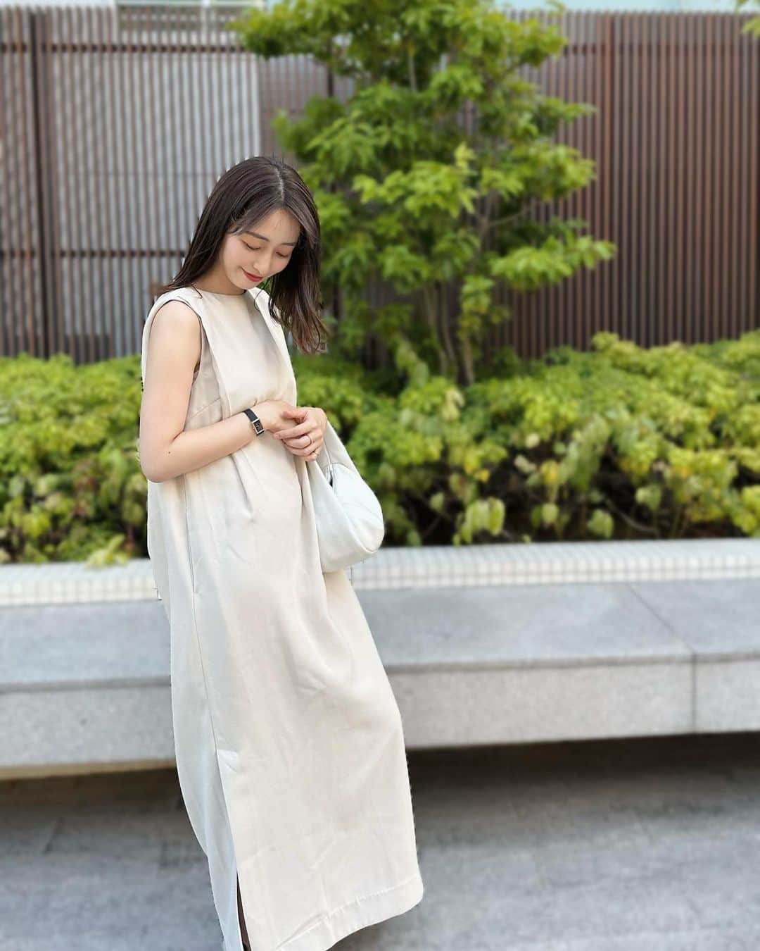 上野なつひのインスタグラム：「最近このワンピースと時計がお気に入り💭 褒められる背中あきワンピはたまに　@kanekosayaka0120 とお揃いになる💕 時計はおしゃれの一部でも使えて最近毎日つけてるけど自然と携帯じゃなく時計を見る様になる❣️  お気に入りが増えると毎日の服装も考えなくて良くなくなるから楽😂 シューズも洗えるんだよ❤️ 猛暑は楽で風通しのいい可愛いがありがたい！ ONE PIECE👗　@todayful_  Watch  @mavenjapan  Shoes @offen_gallery  #コーディネート #腕時計 #mavenwatches」